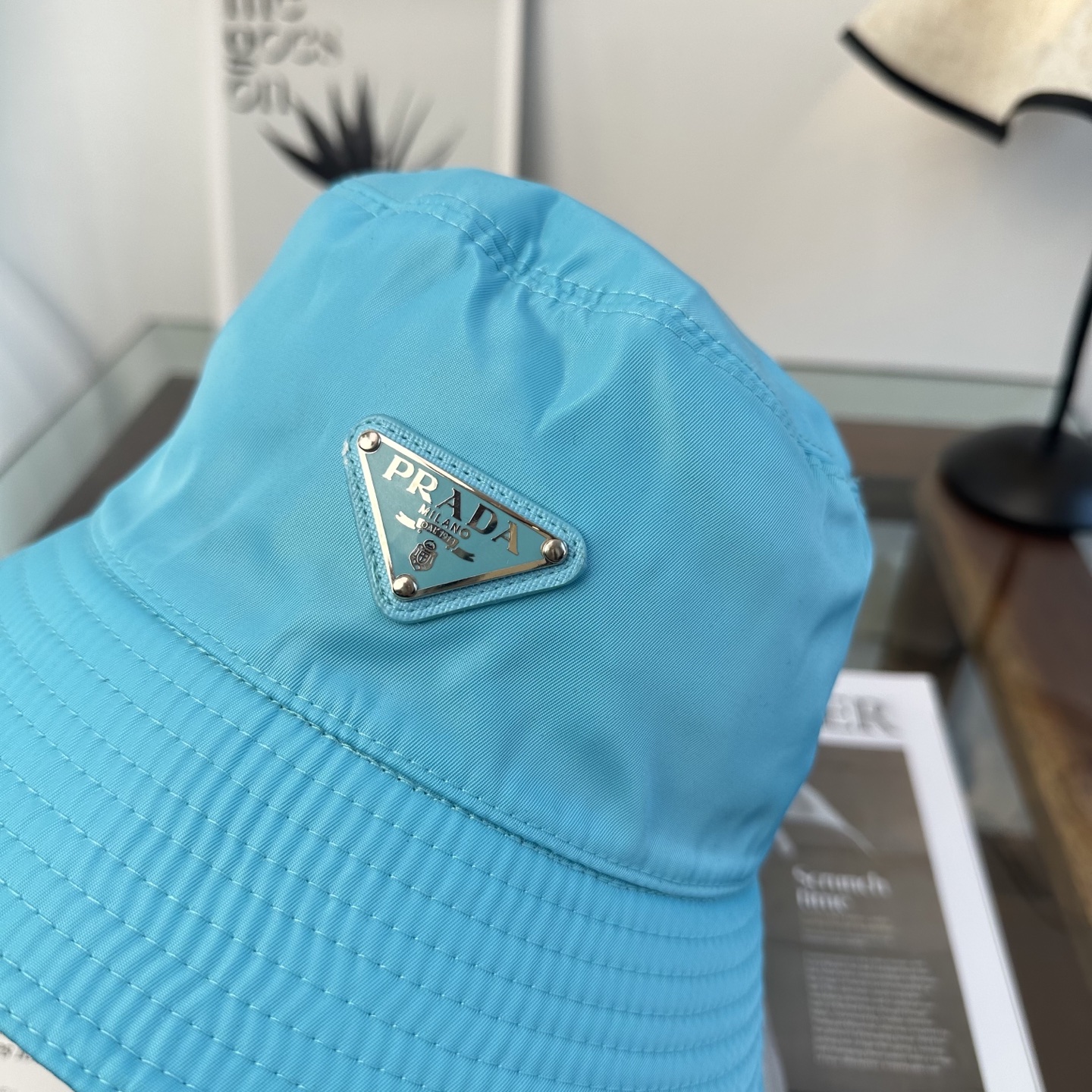 普拉达 Prada 经典三角标渔夫帽，显脸小 大牌款超好搭配，赶紧入手！