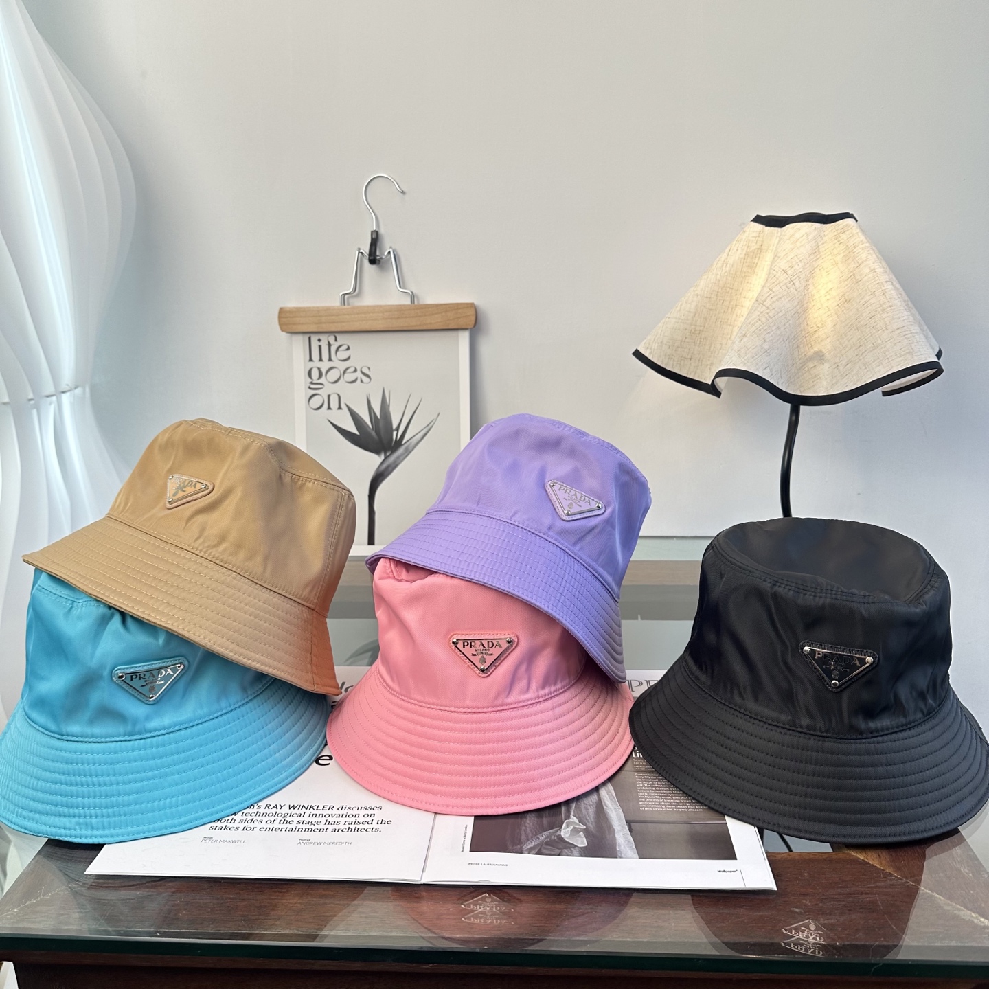 普拉达 Prada 经典三角标渔夫帽，显脸小 大牌款超好搭配，赶紧入手！