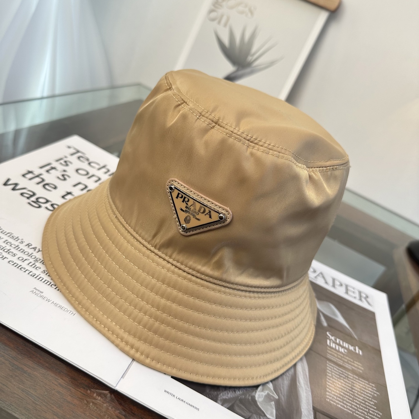 普拉达 Prada 经典三角标渔夫帽，显脸小 大牌款超好搭配，赶紧入手！