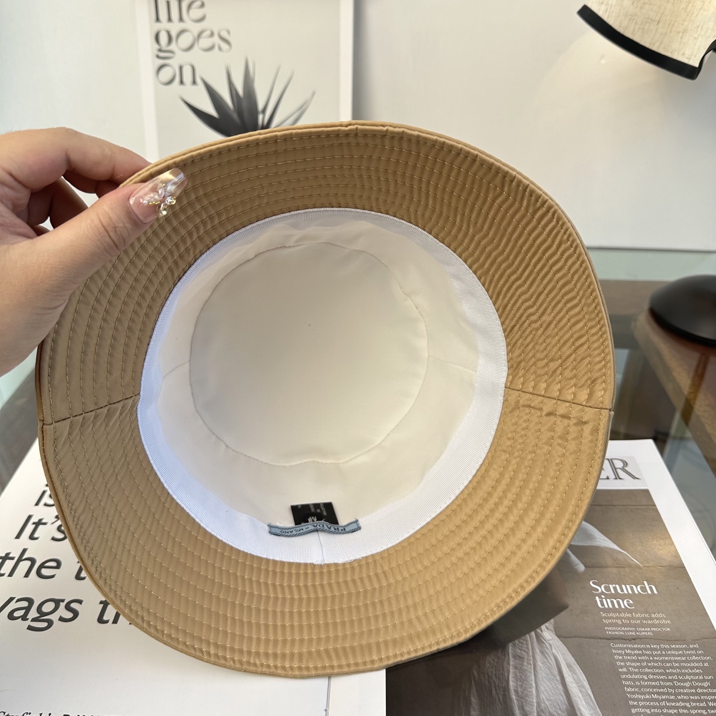 普拉达 Prada 经典三角标渔夫帽，显脸小 大牌款超好搭配，赶紧入手！