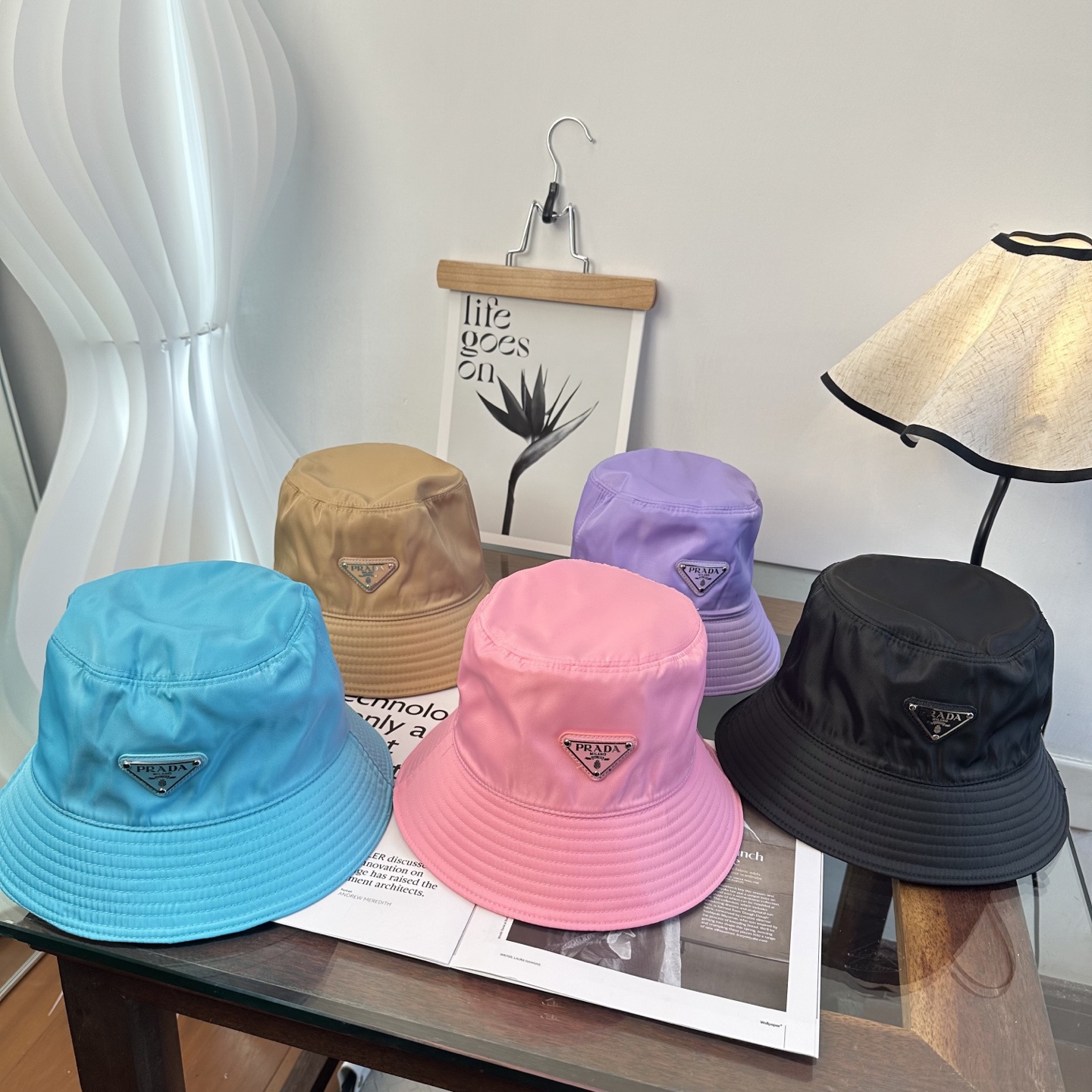 普拉达 Prada 经典三角标渔夫帽，显脸小 大牌款超好搭配，赶紧入手！
