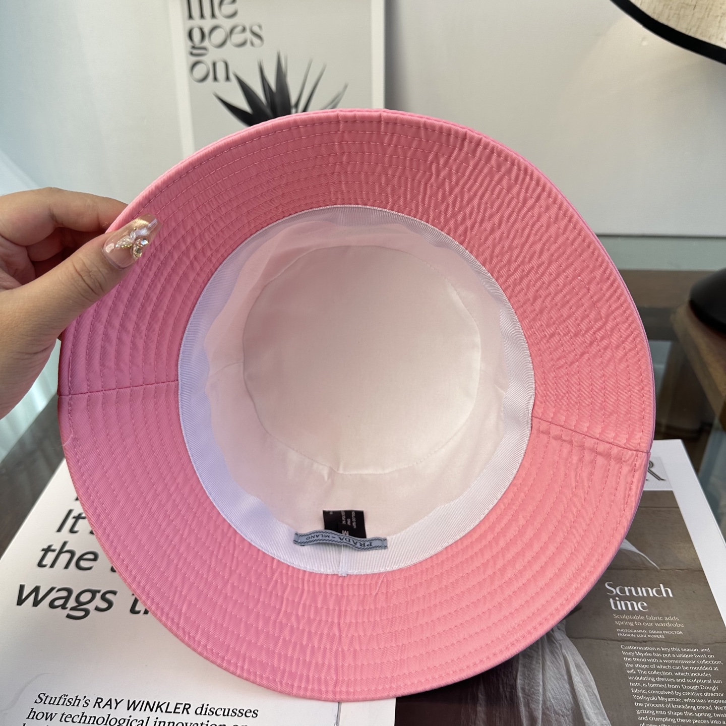 普拉达 Prada 经典三角标渔夫帽，显脸小 大牌款超好搭配，赶紧入手！