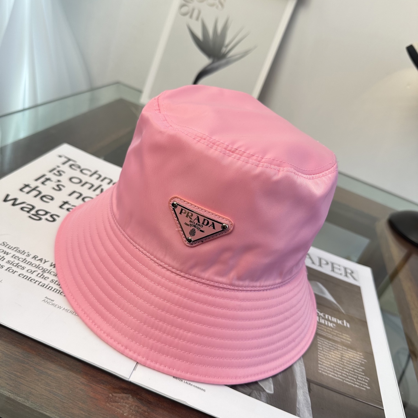 普拉达 Prada 经典三角标渔夫帽，显脸小 大牌款超好搭配，赶紧入手！