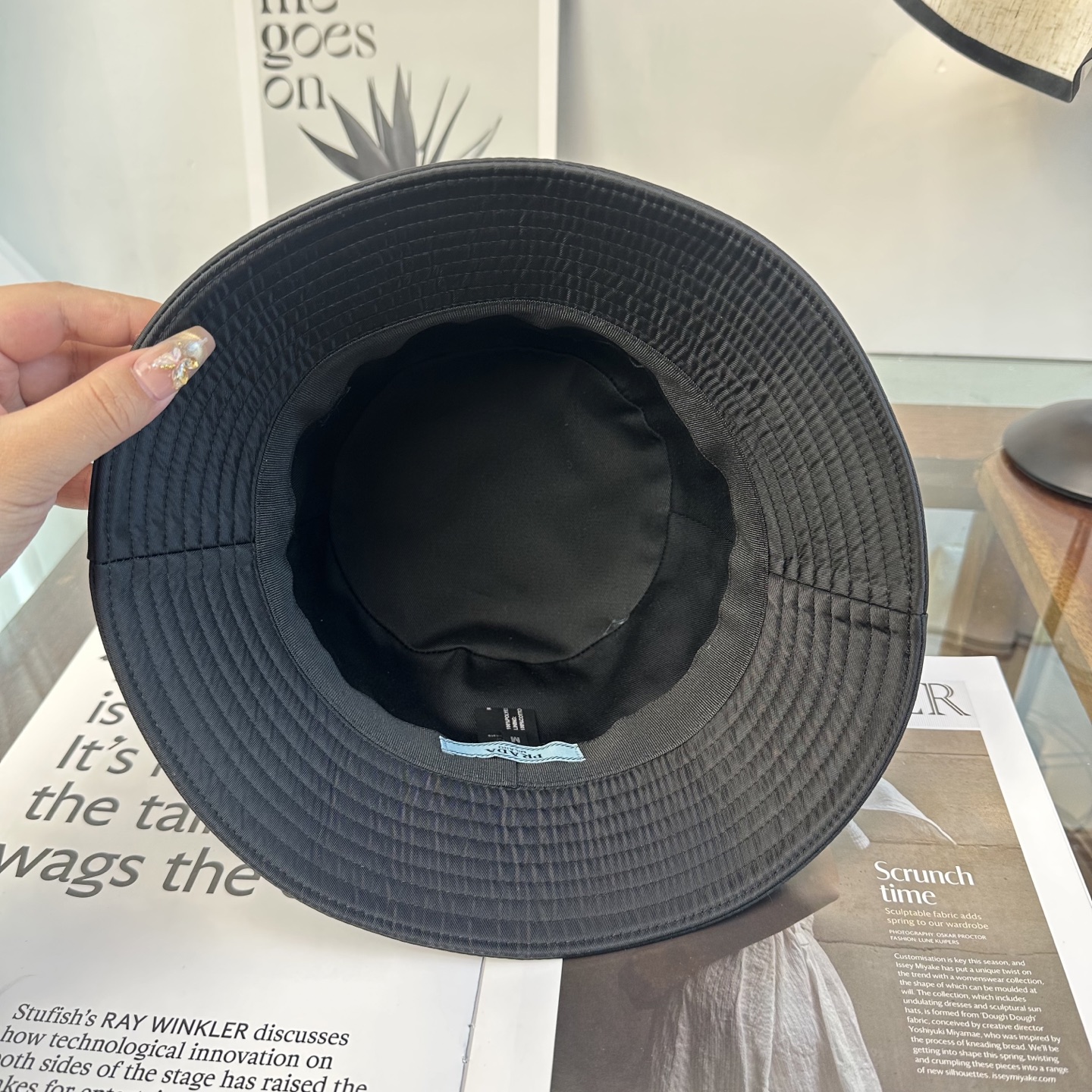 普拉达 Prada 经典三角标渔夫帽，显脸小 大牌款超好搭配，赶紧入手！