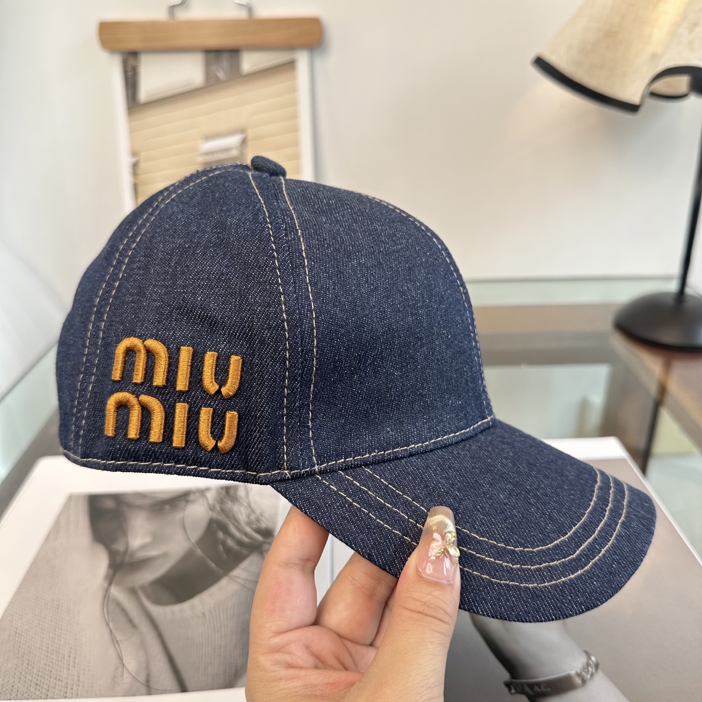 MiuMiu新款棒球帽帽子的版型很好，不管怎么搭配都好看，秋冬look配饰😎