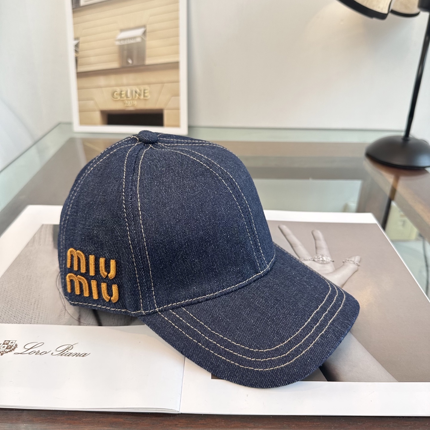 MiuMiu新款棒球帽帽子的版型很好，不管怎么搭配都好看，秋冬look配饰😎