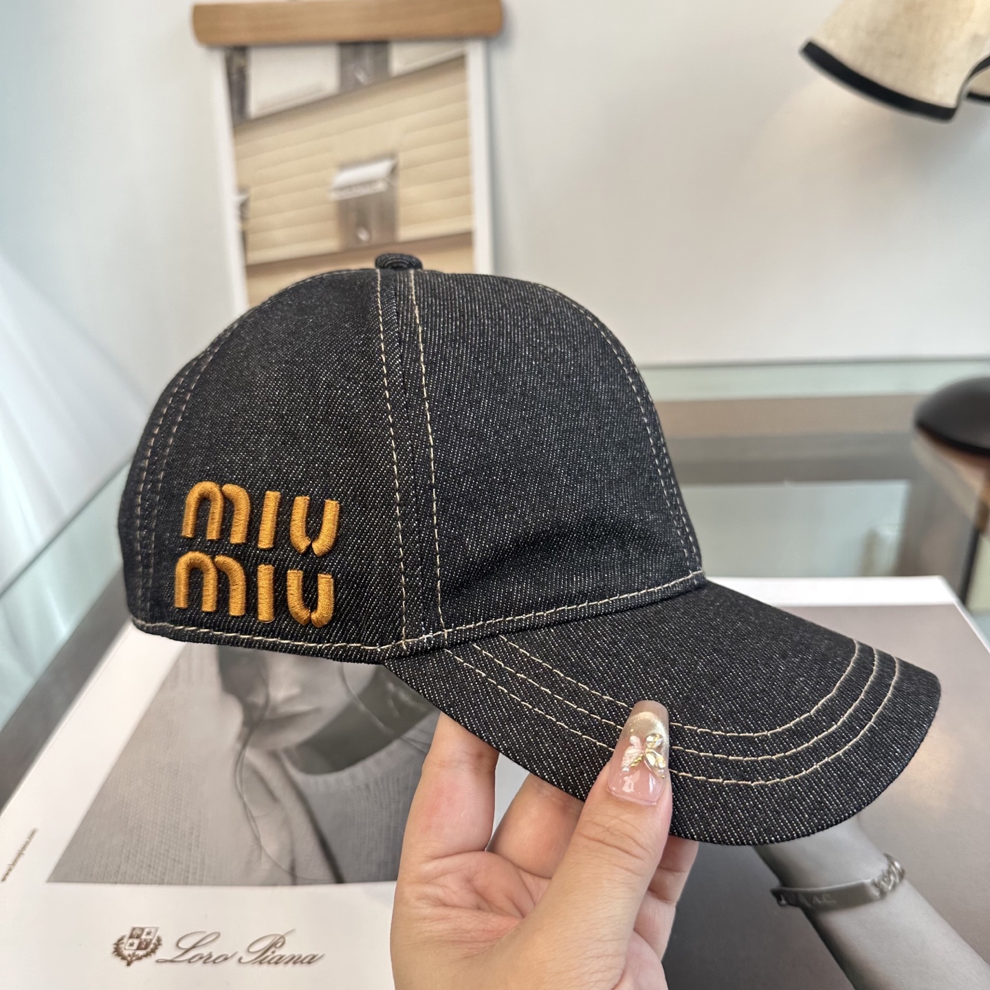 MiuMiu新款棒球帽帽子的版型很好，不管怎么搭配都好看，秋冬look配饰😎