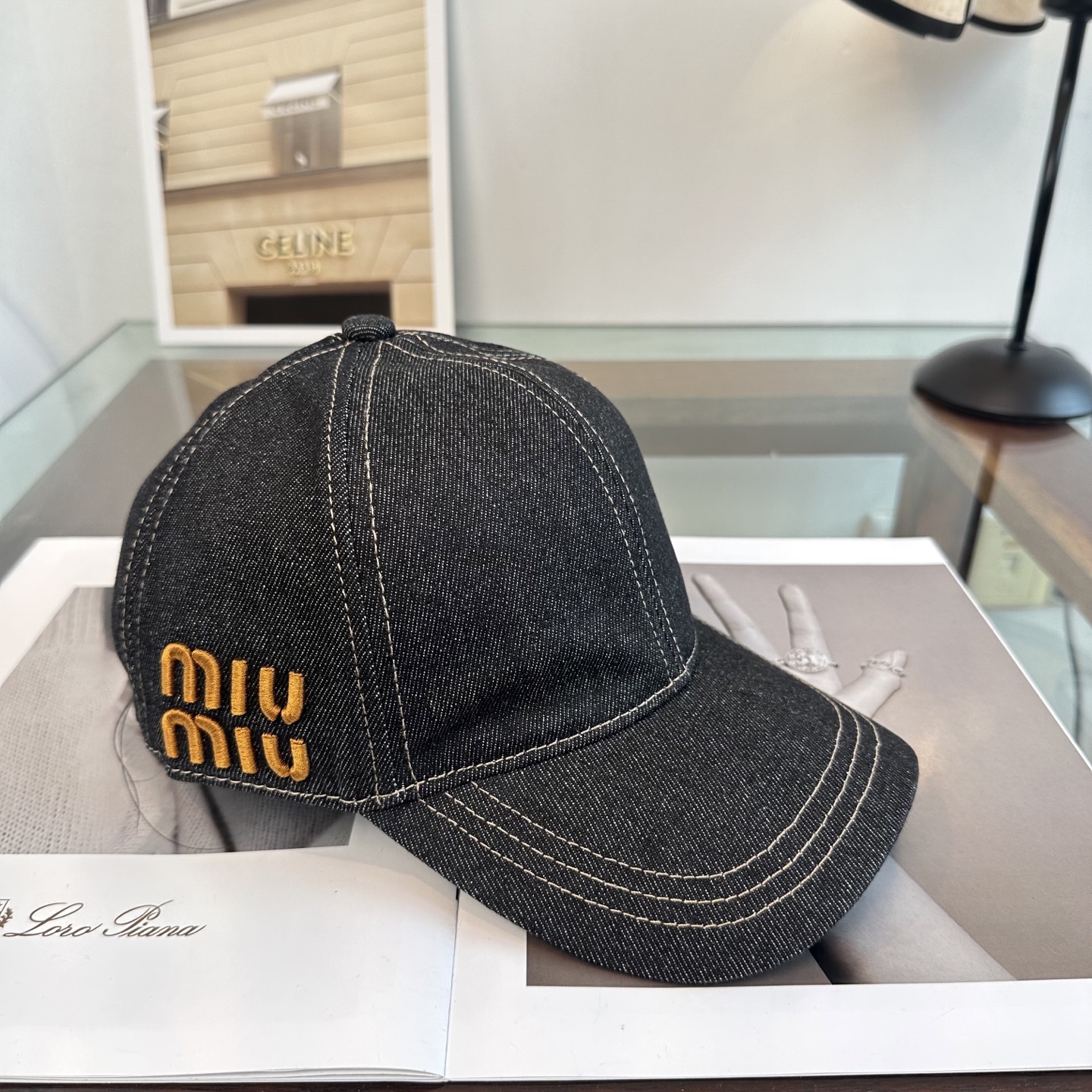MiuMiu新款棒球帽帽子的版型很好，不管怎么搭配都好看，秋冬look配饰😎