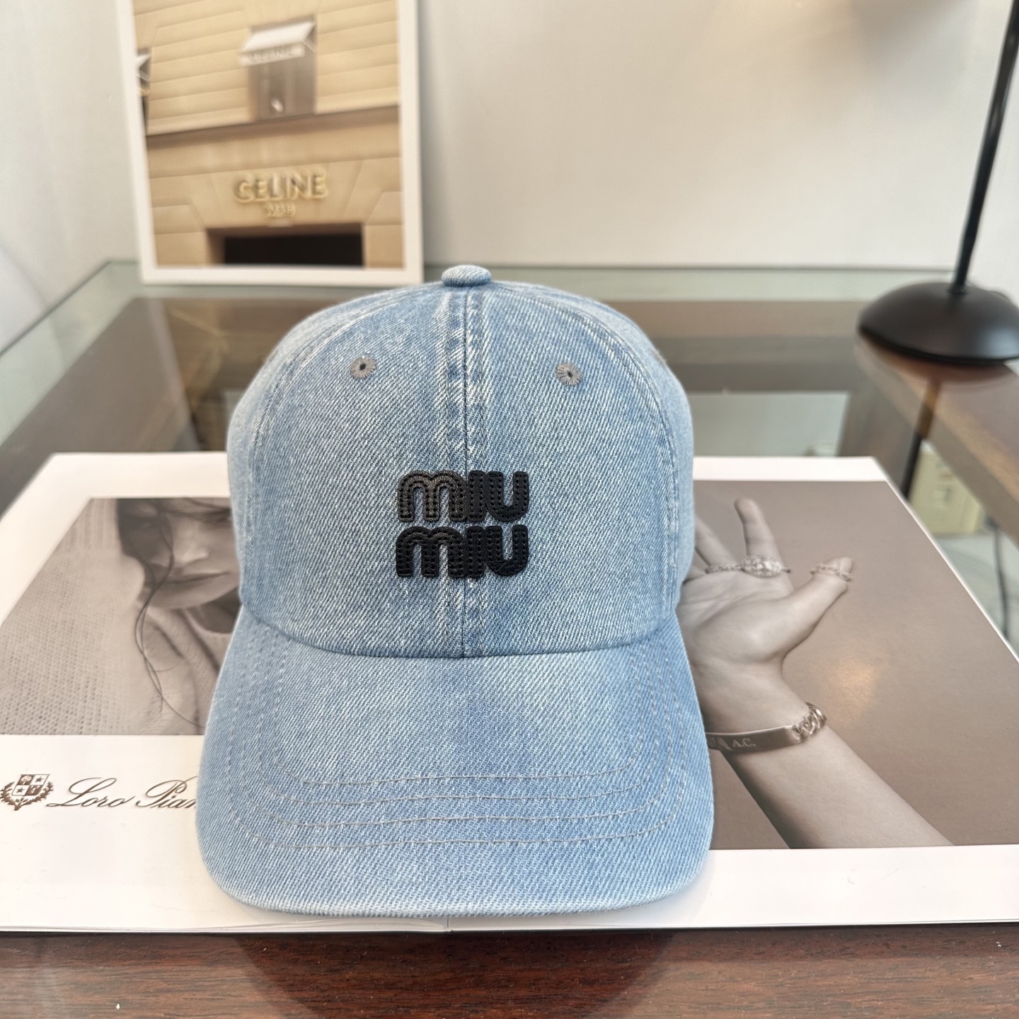 MiuMiu新款棒球帽帽子的版型很好，不管怎么搭配都好看，秋冬look配饰😎