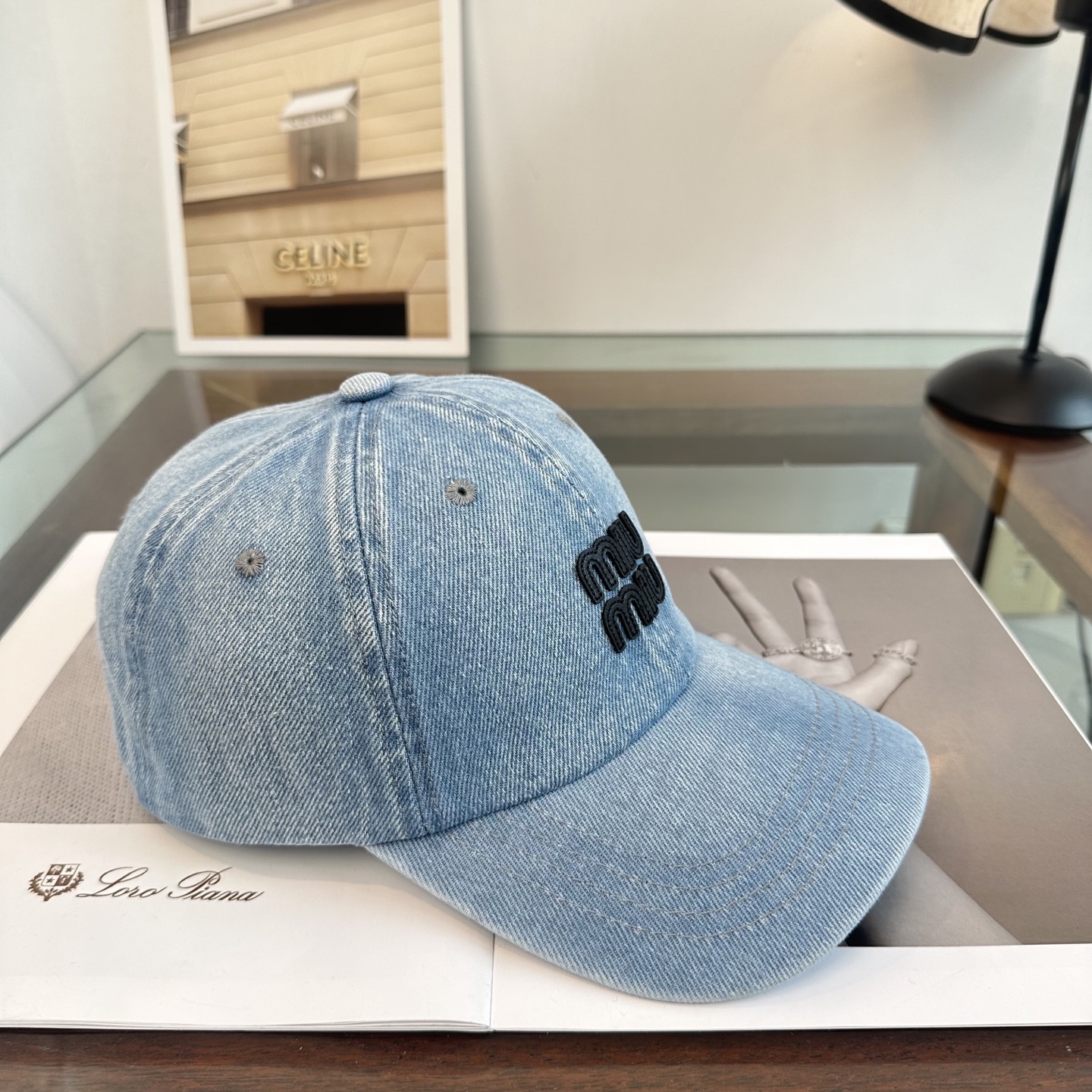 MiuMiu新款棒球帽帽子的版型很好，不管怎么搭配都好看，秋冬look配饰😎