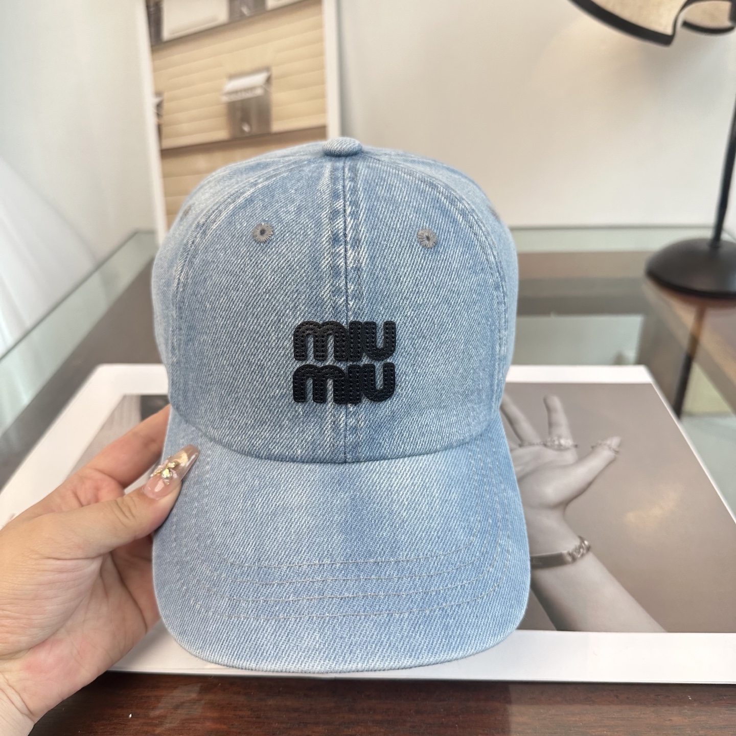 MiuMiu新款棒球帽帽子的版型很好，不管怎么搭配都好看，秋冬look配饰😎