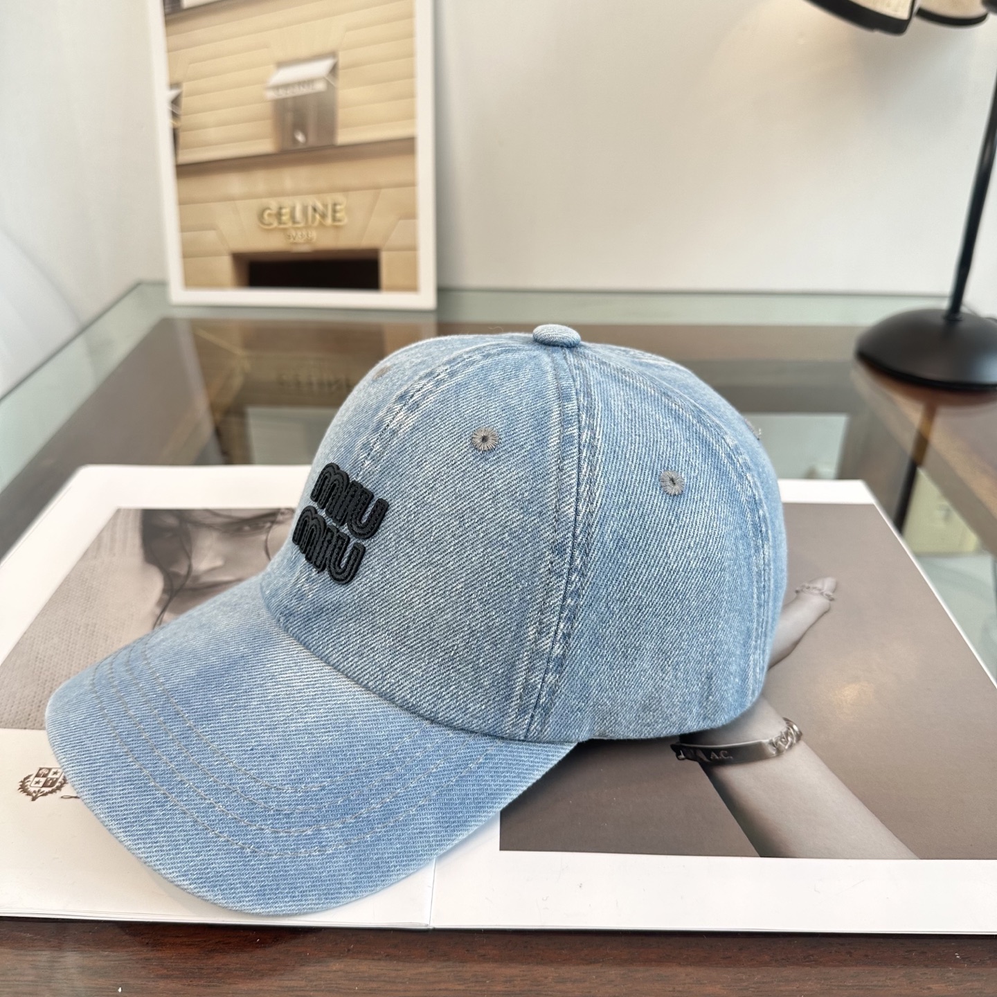 MiuMiu新款棒球帽帽子的版型很好，不管怎么搭配都好看，秋冬look配饰😎