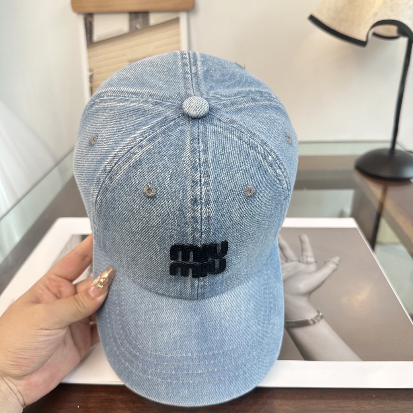 MiuMiu新款棒球帽帽子的版型很好，不管怎么搭配都好看，秋冬look配饰😎