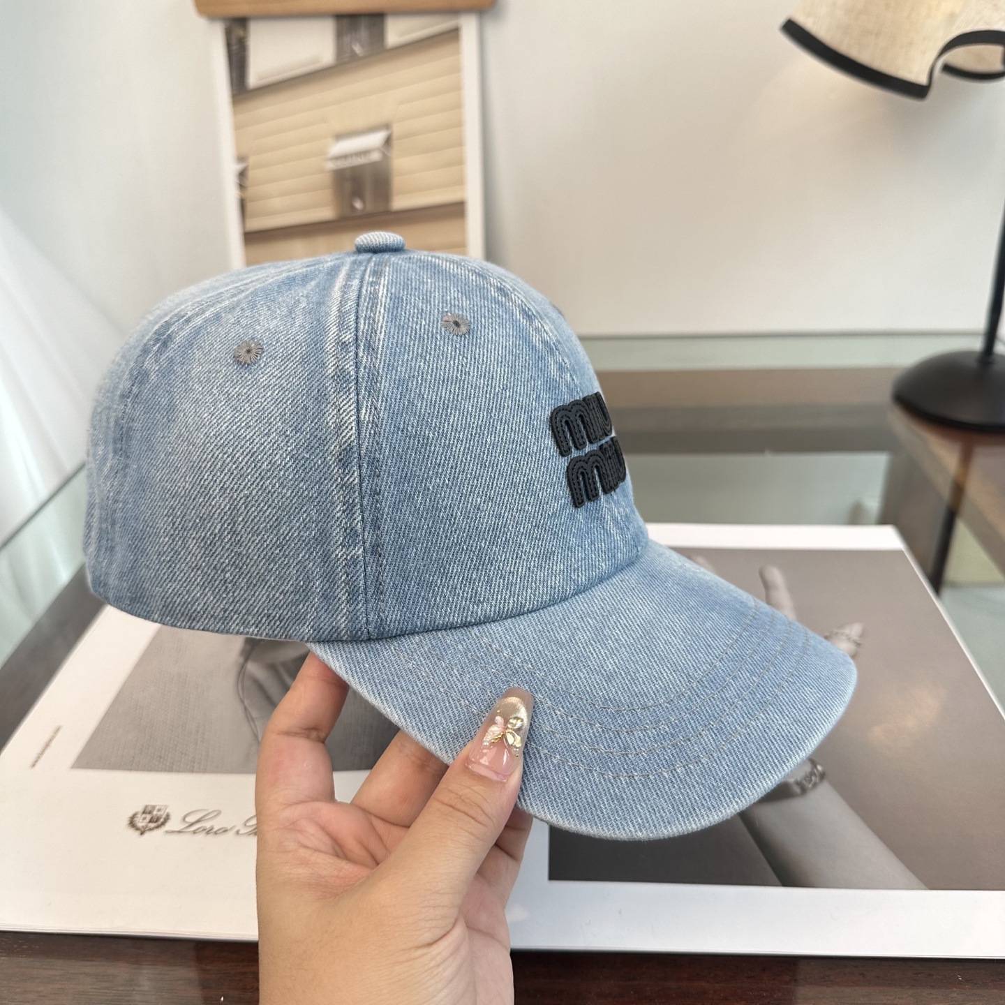 MiuMiu新款棒球帽帽子的版型很好，不管怎么搭配都好看，秋冬look配饰😎