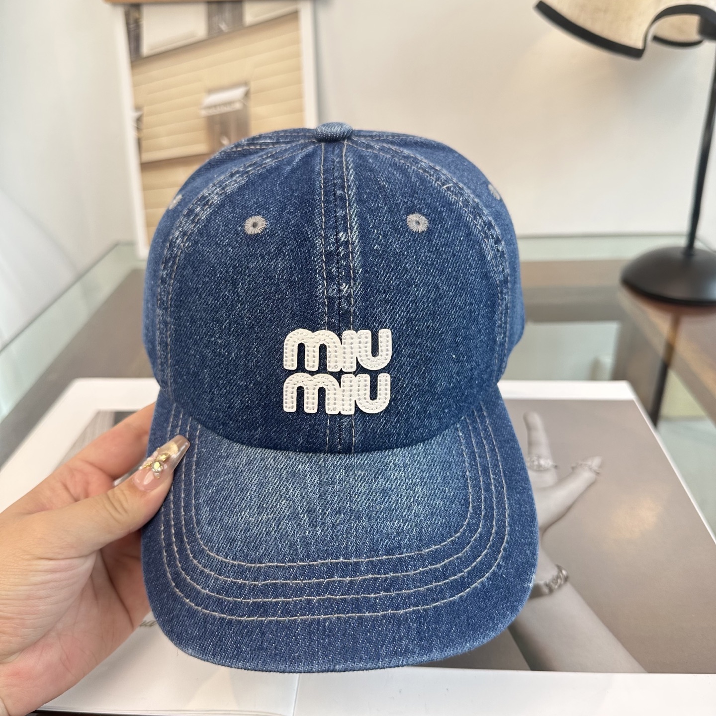 MiuMiu新款棒球帽帽子的版型很好，不管怎么搭配都好看，秋冬look配饰😎