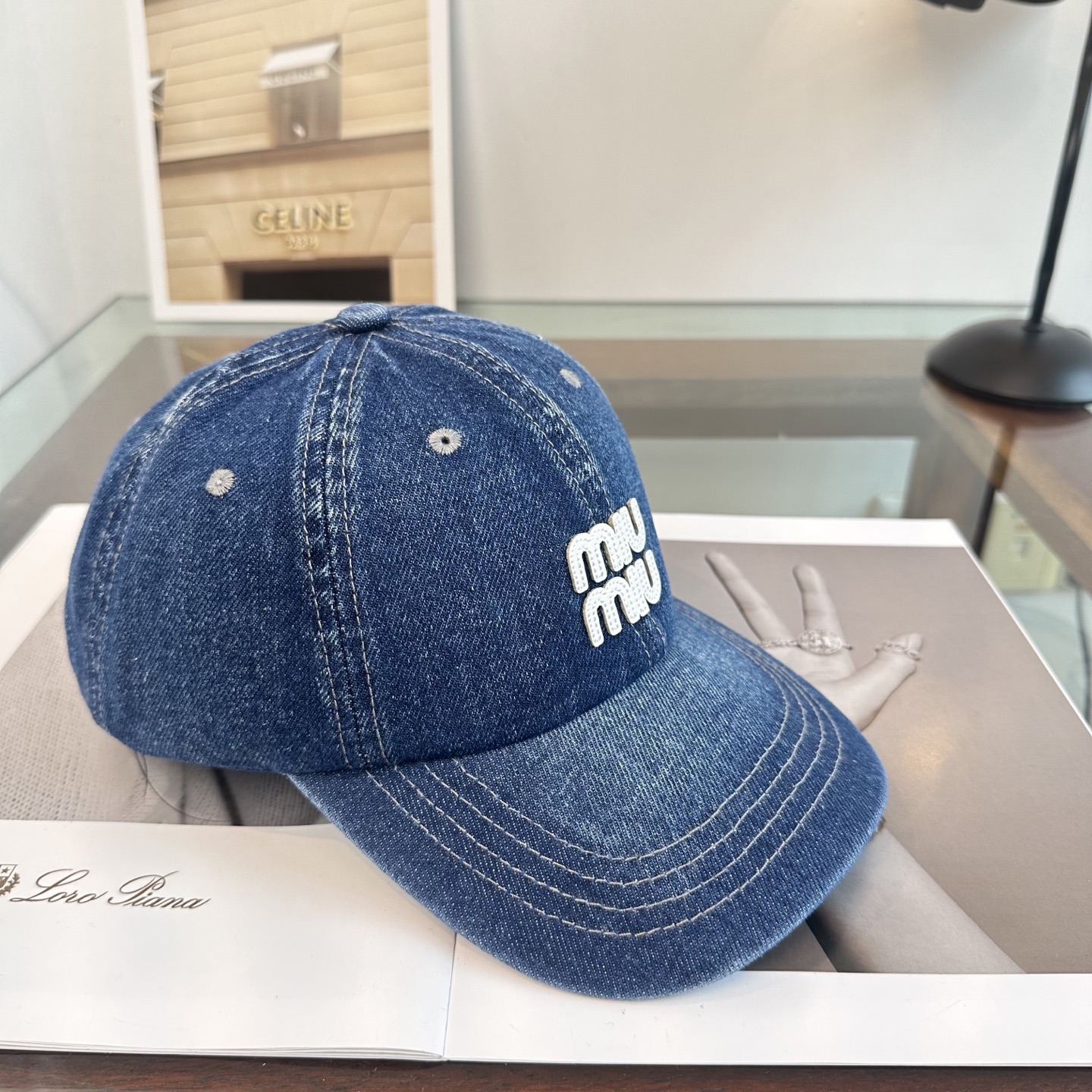 MiuMiu新款棒球帽帽子的版型很好，不管怎么搭配都好看，秋冬look配饰😎