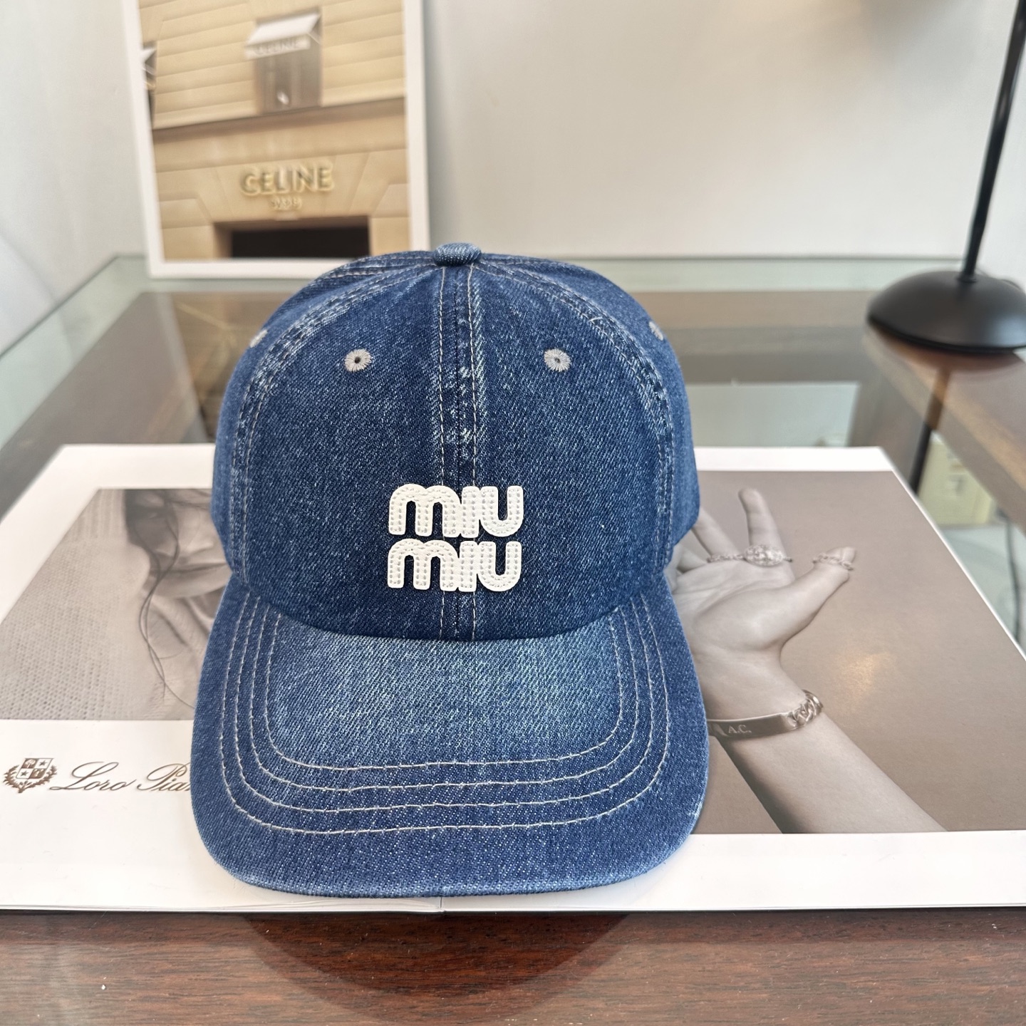 MiuMiu新款棒球帽帽子的版型很好，不管怎么搭配都好看，秋冬look配饰😎
