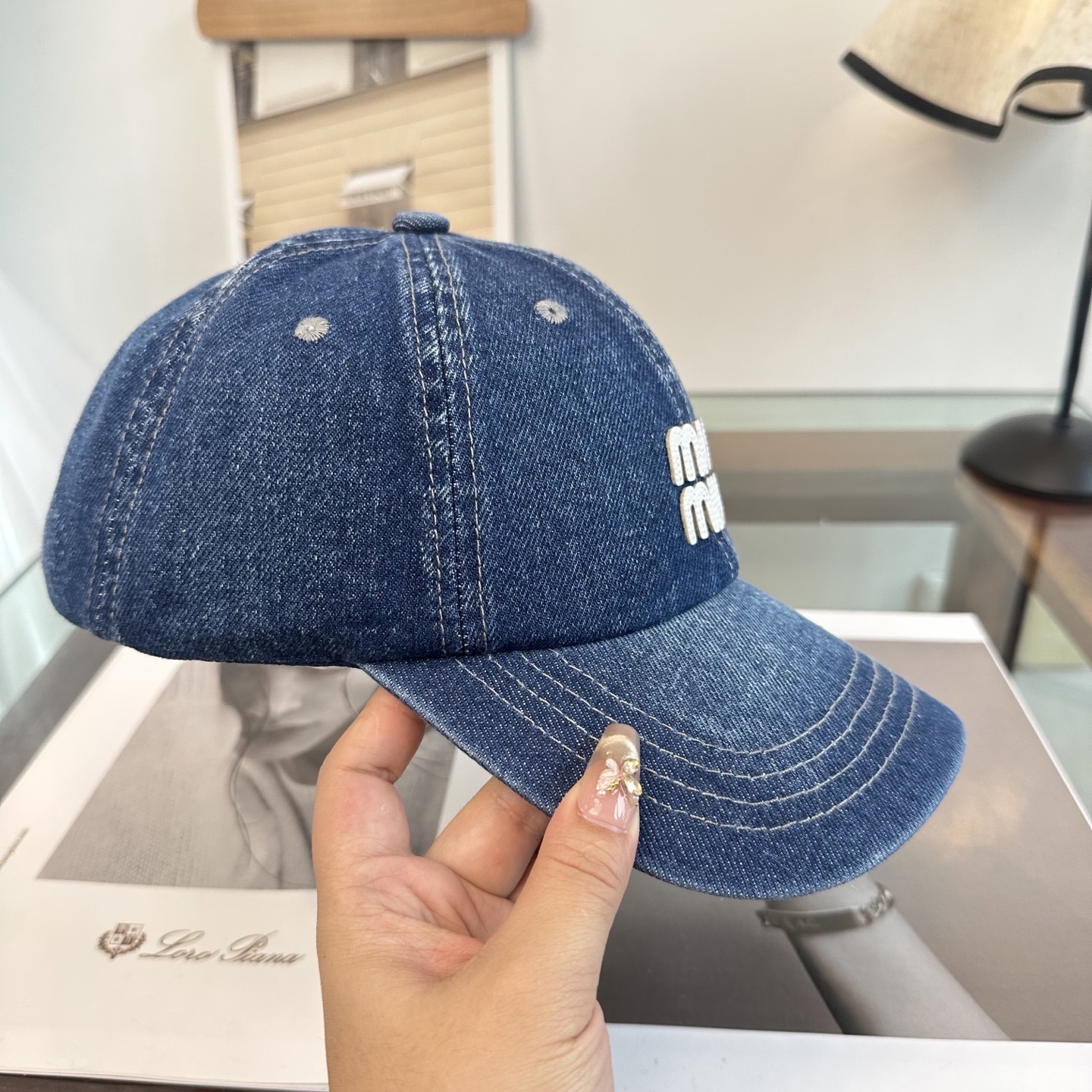 MiuMiu新款棒球帽帽子的版型很好，不管怎么搭配都好看，秋冬look配饰😎