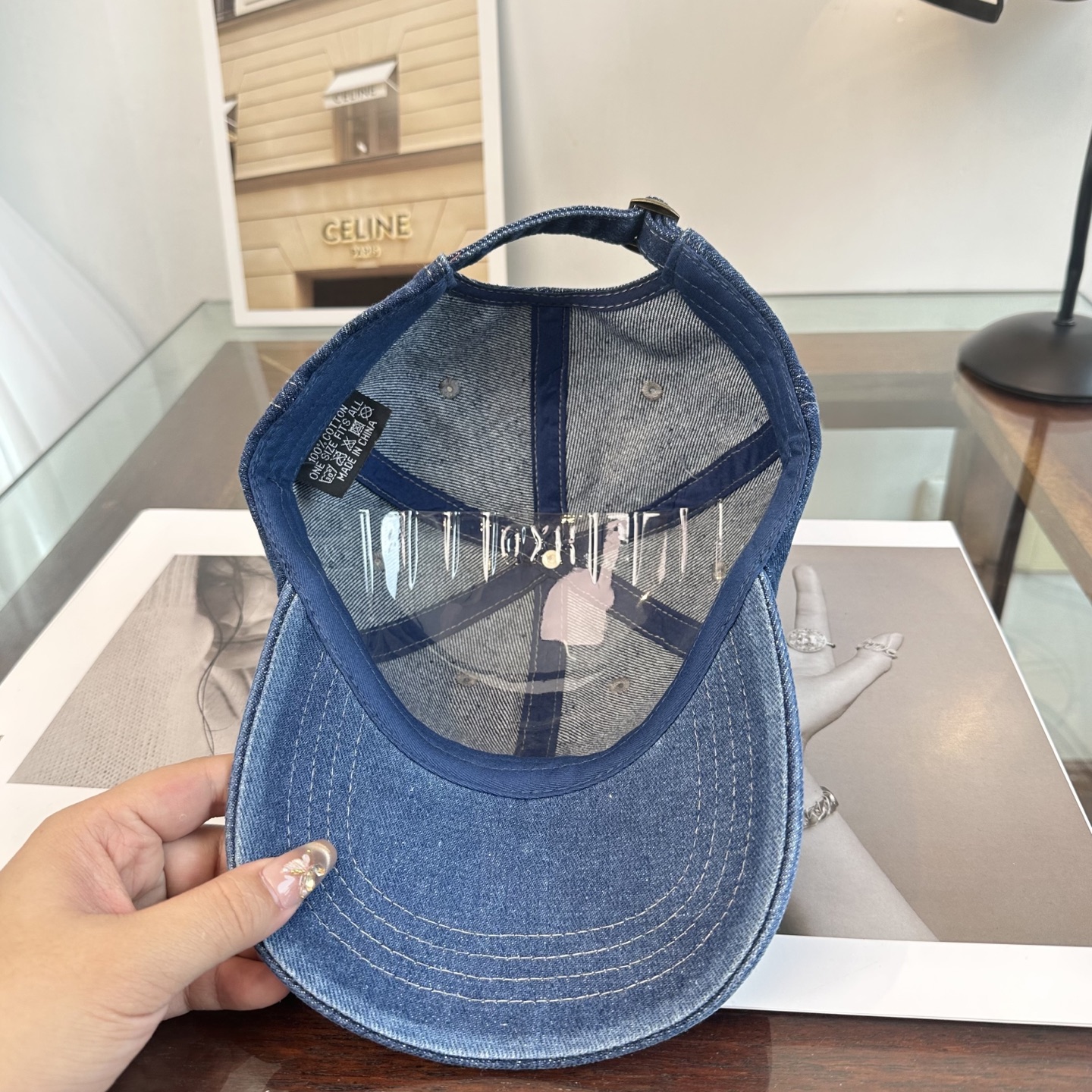 MiuMiu新款棒球帽帽子的版型很好，不管怎么搭配都好看，秋冬look配饰😎