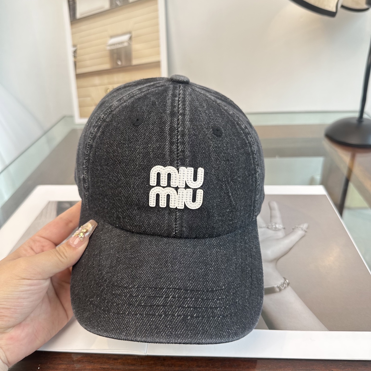 MiuMiu新款棒球帽帽子的版型很好，不管怎么搭配都好看，秋冬look配饰😎