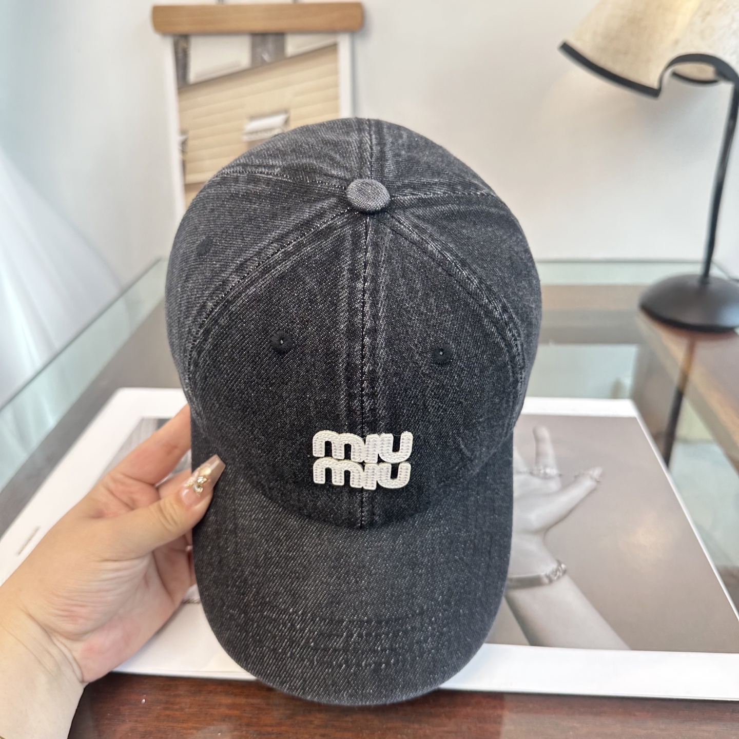 MiuMiu新款棒球帽帽子的版型很好，不管怎么搭配都好看，秋冬look配饰😎