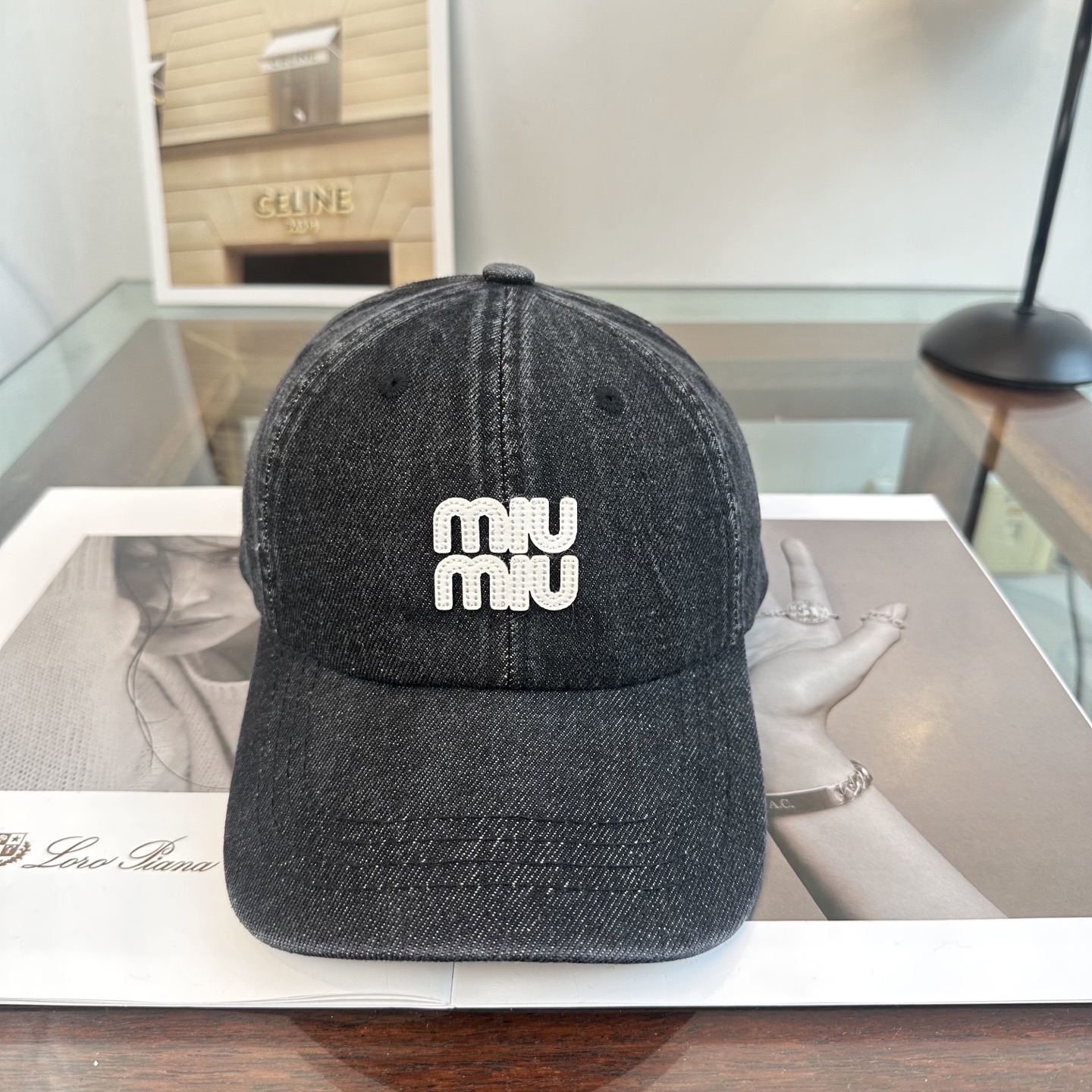 MiuMiu新款棒球帽帽子的版型很好，不管怎么搭配都好看，秋冬look配饰😎