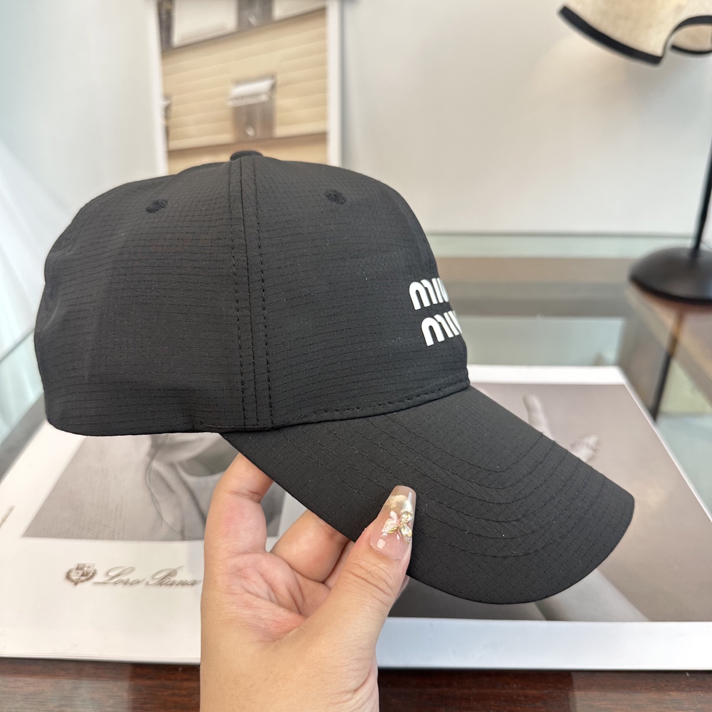 MiuMiu新款棒球帽帽子的版型很好，不管怎么搭配都好看，秋冬look配饰😎