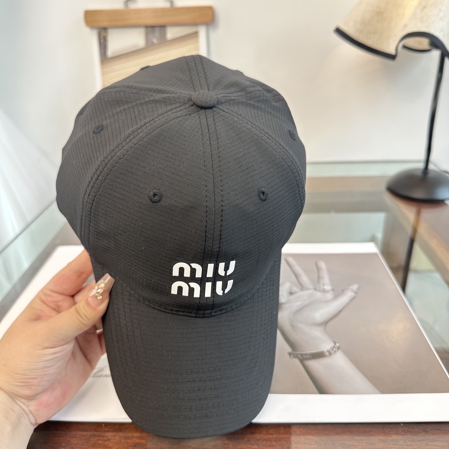 MiuMiu新款棒球帽帽子的版型很好，不管怎么搭配都好看，秋冬look配饰😎