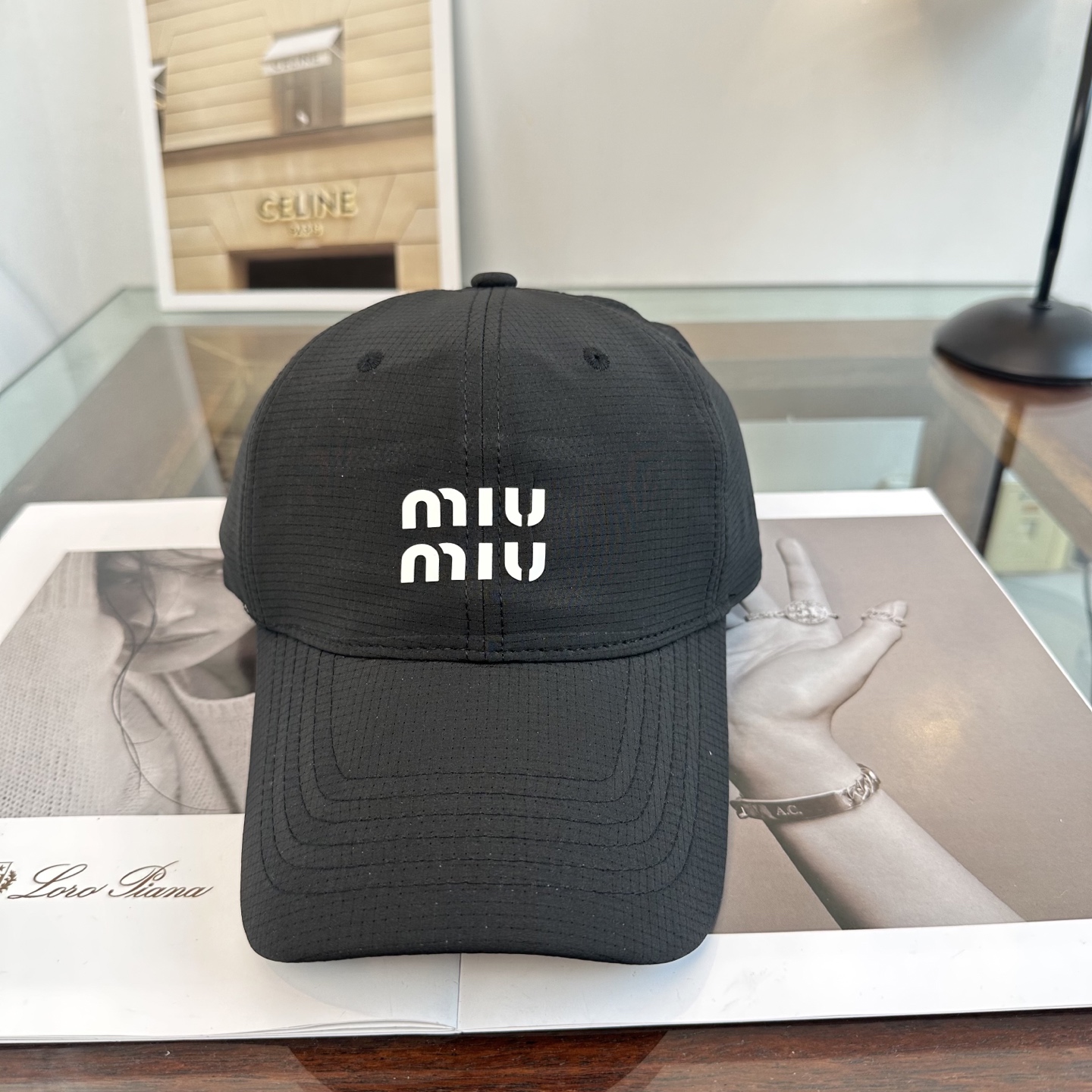 MiuMiu新款棒球帽帽子的版型很好，不管怎么搭配都好看，秋冬look配饰😎