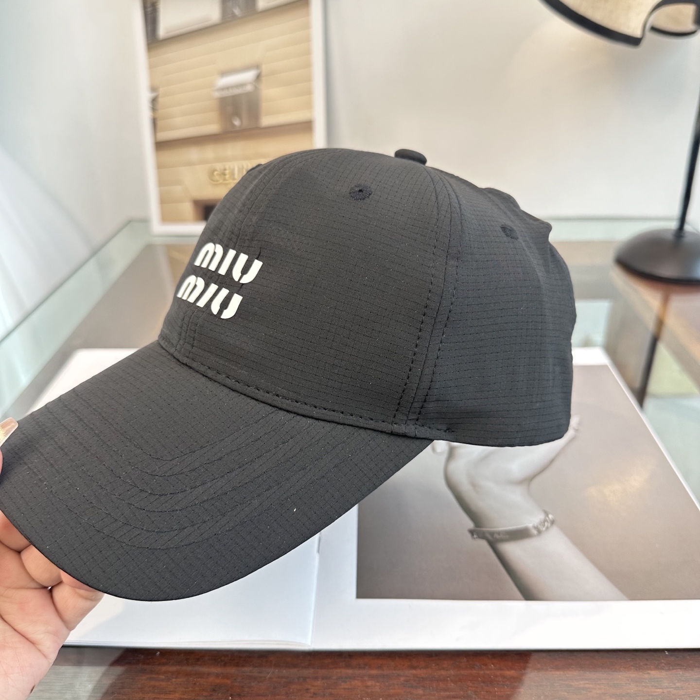 MiuMiu新款棒球帽帽子的版型很好，不管怎么搭配都好看，秋冬look配饰😎