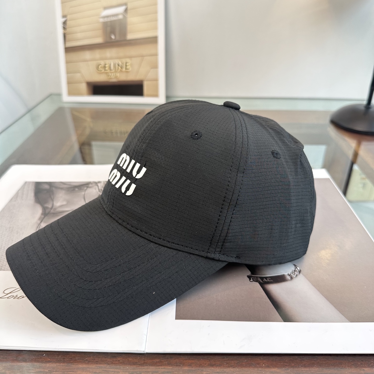 MiuMiu新款棒球帽帽子的版型很好，不管怎么搭配都好看，秋冬look配饰😎