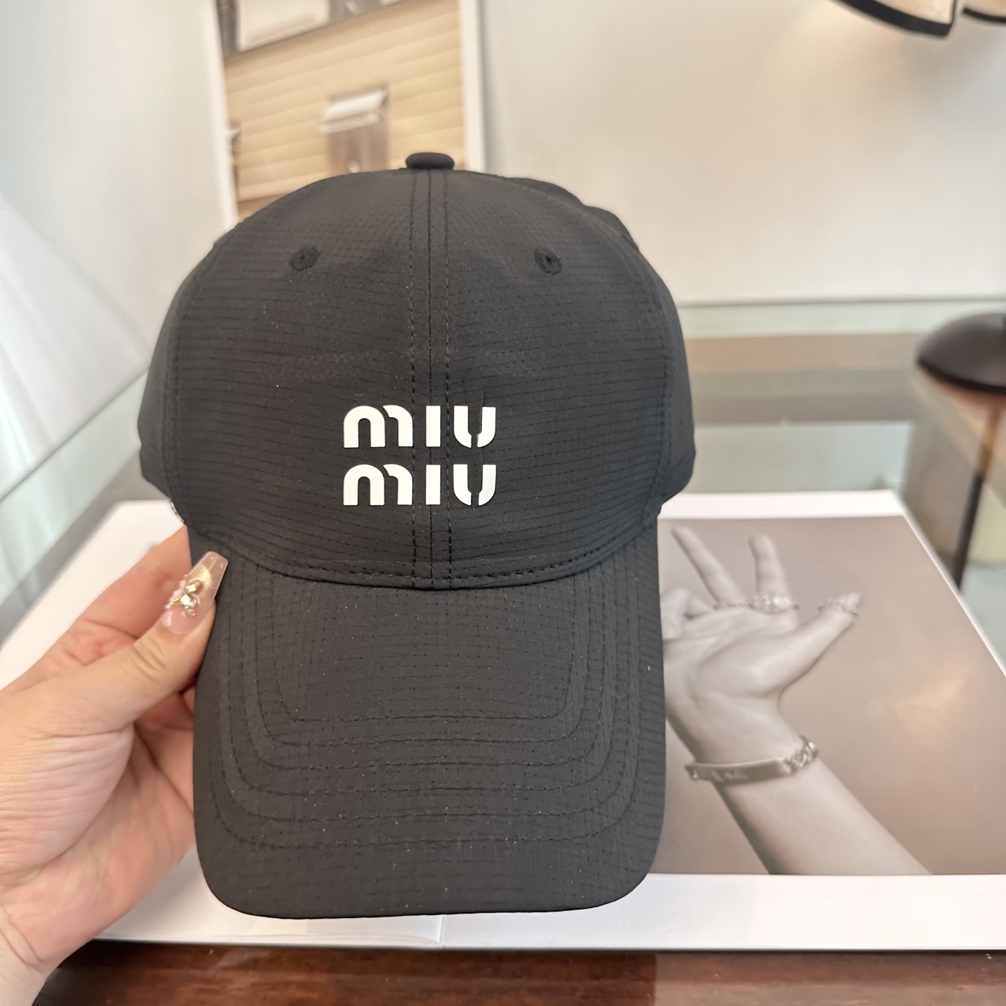 MiuMiu新款棒球帽帽子的版型很好，不管怎么搭配都好看，秋冬look配饰😎