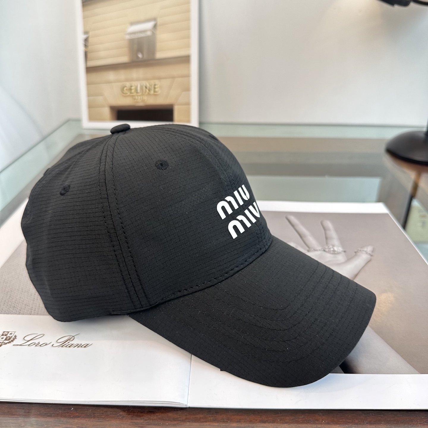 MiuMiu新款棒球帽帽子的版型很好，不管怎么搭配都好看，秋冬look配饰😎