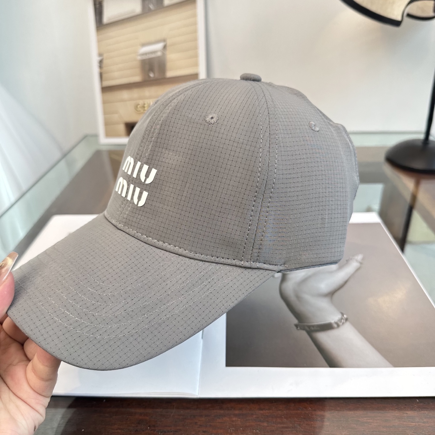 MiuMiu新款棒球帽帽子的版型很好，不管怎么搭配都好看，秋冬look配饰😎
