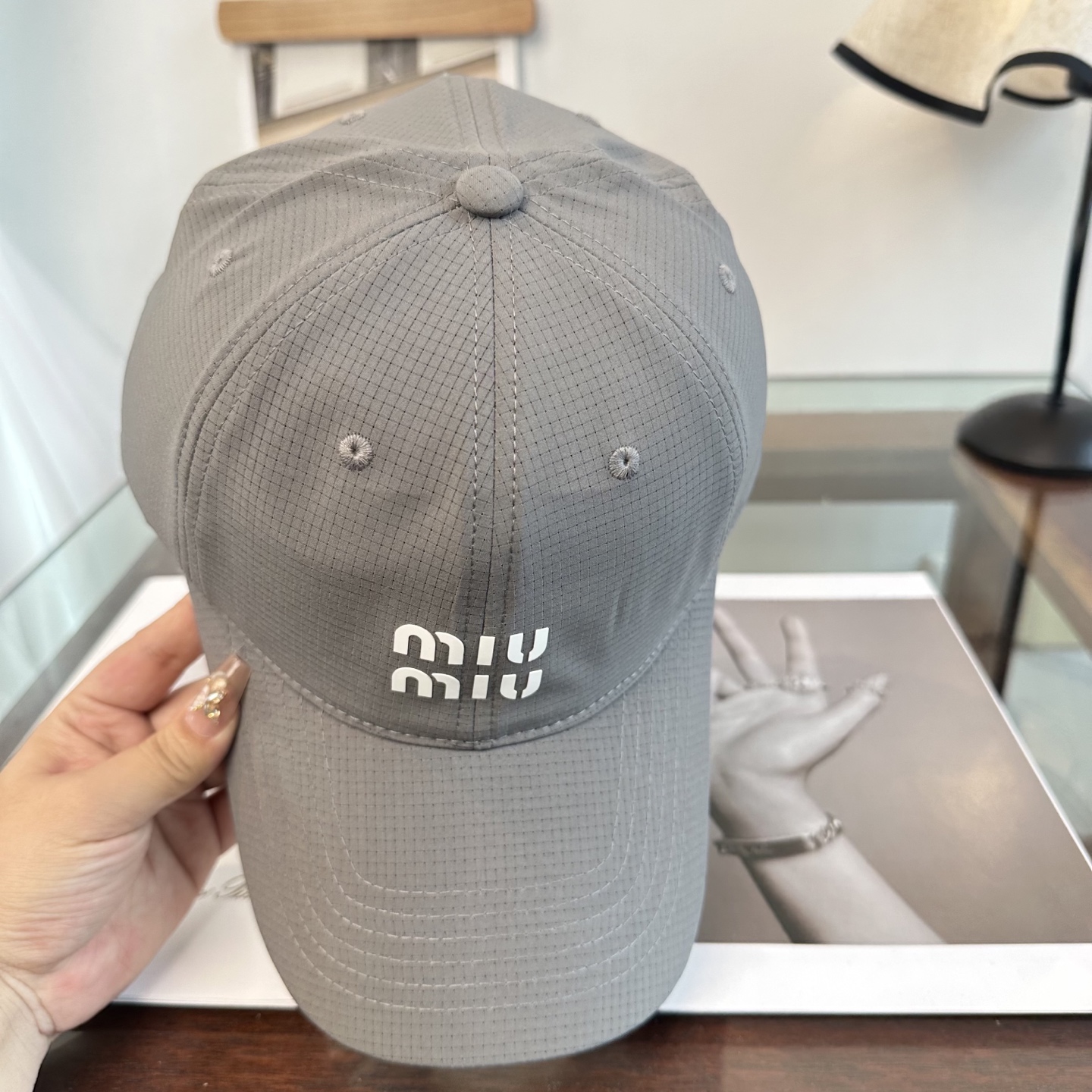 MiuMiu新款棒球帽帽子的版型很好，不管怎么搭配都好看，秋冬look配饰😎