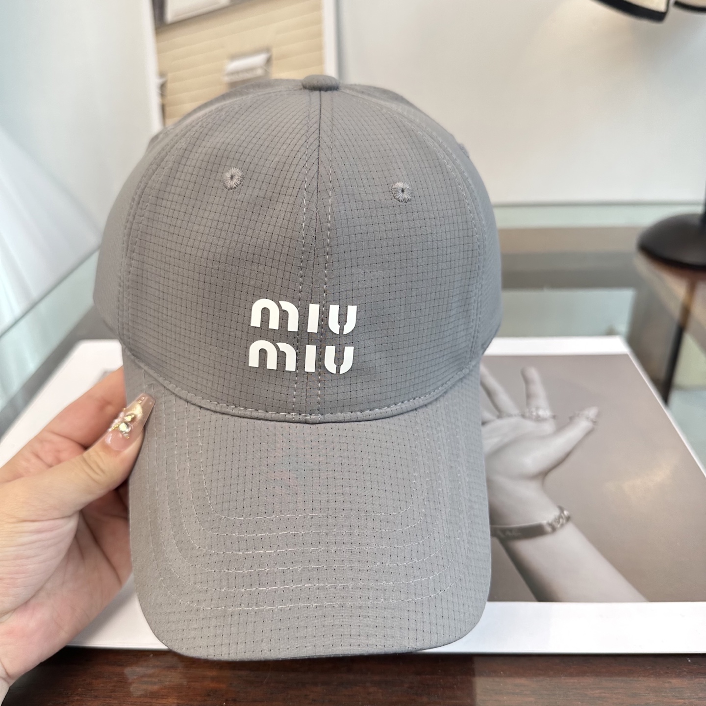 MiuMiu新款棒球帽帽子的版型很好，不管怎么搭配都好看，秋冬look配饰😎