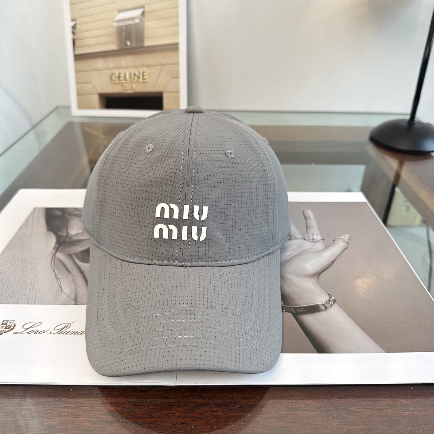 MiuMiu新款棒球帽帽子的版型很好，不管怎么搭配都好看，秋冬look配饰😎