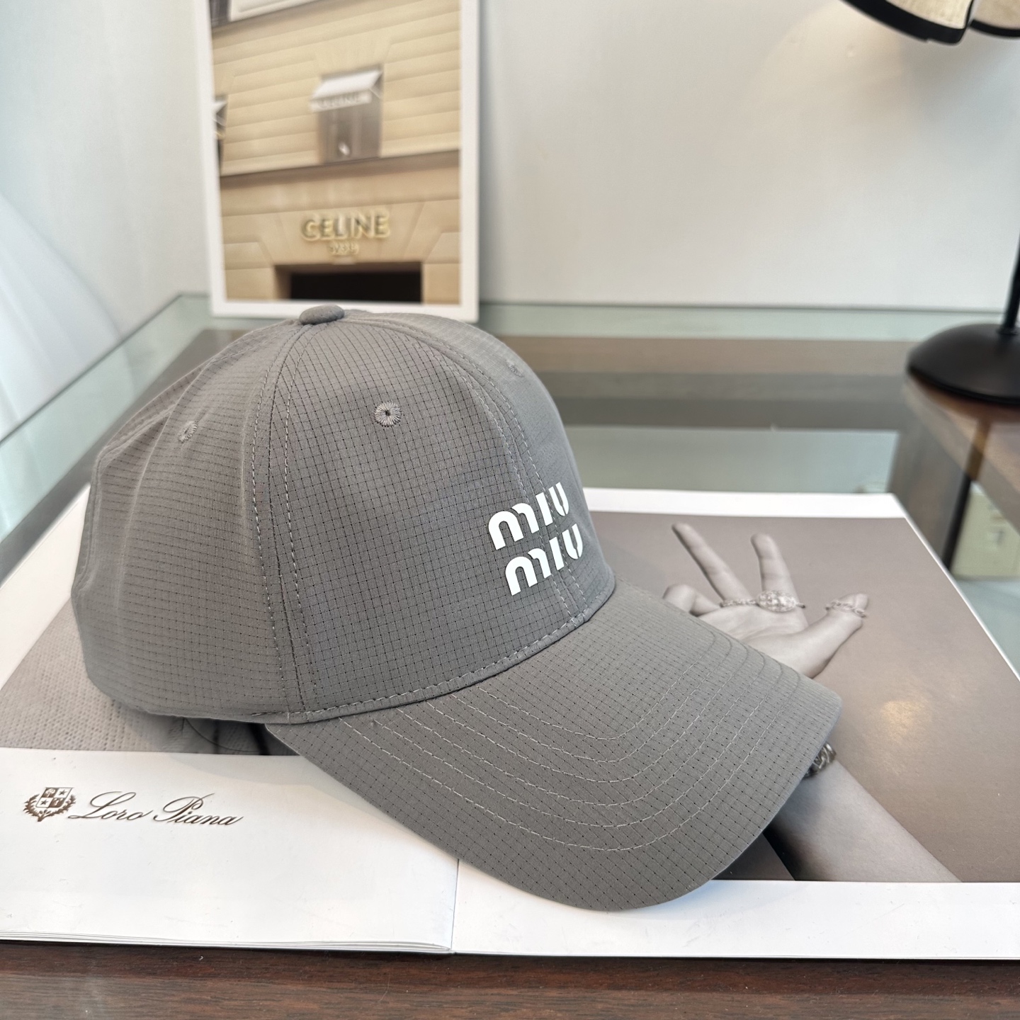 MiuMiu新款棒球帽帽子的版型很好，不管怎么搭配都好看，秋冬look配饰😎