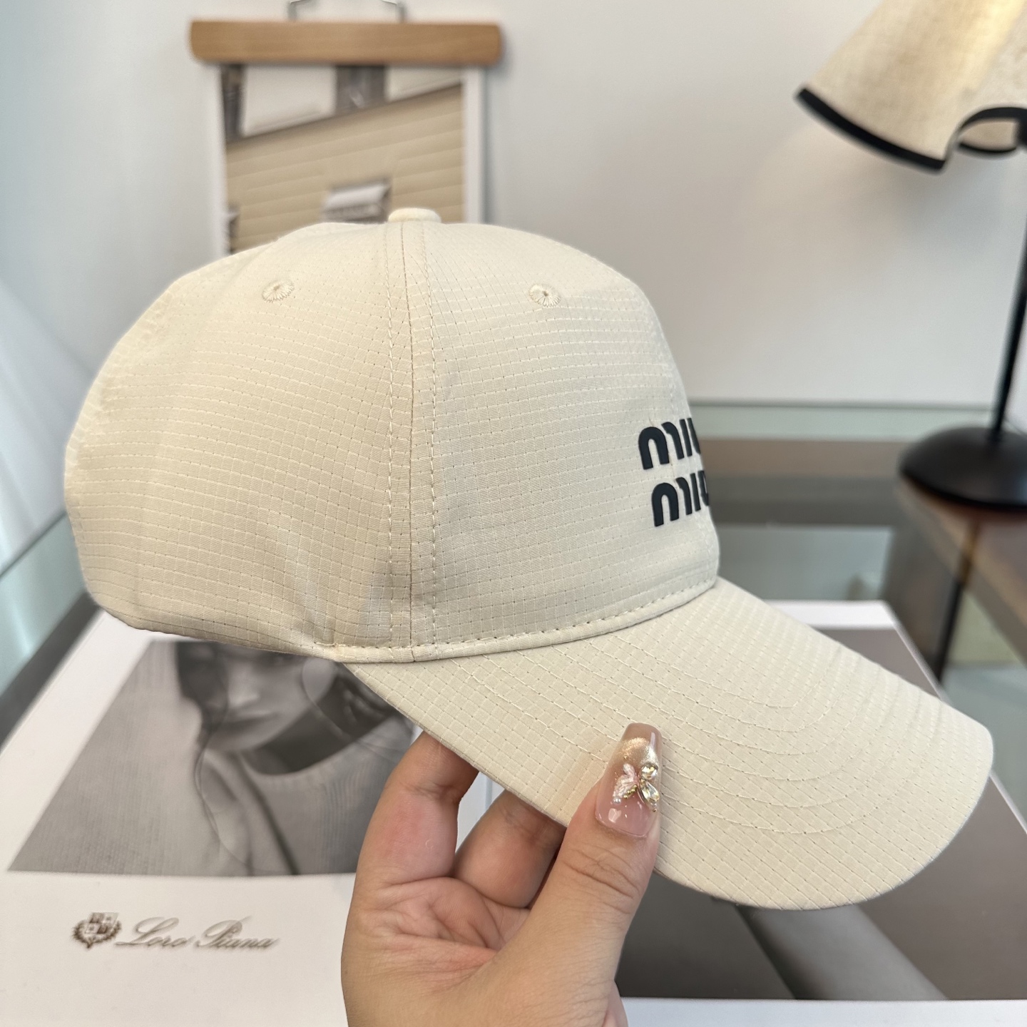 MiuMiu新款棒球帽帽子的版型很好，不管怎么搭配都好看，秋冬look配饰😎