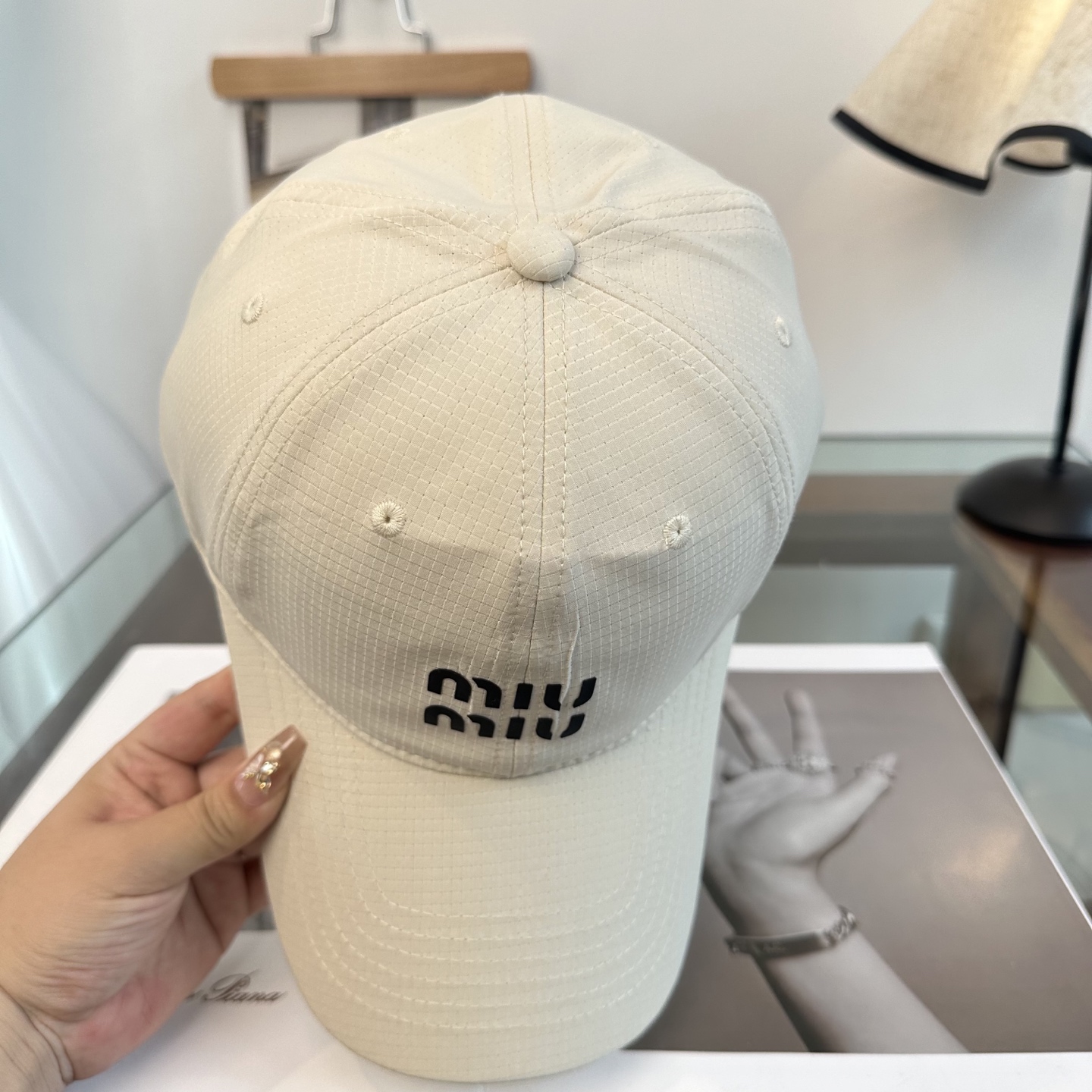 MiuMiu新款棒球帽帽子的版型很好，不管怎么搭配都好看，秋冬look配饰😎