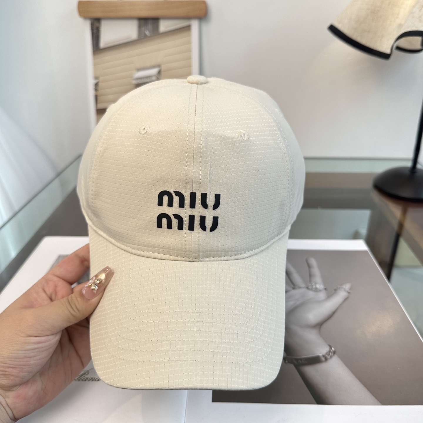 MiuMiu新款棒球帽帽子的版型很好，不管怎么搭配都好看，秋冬look配饰😎