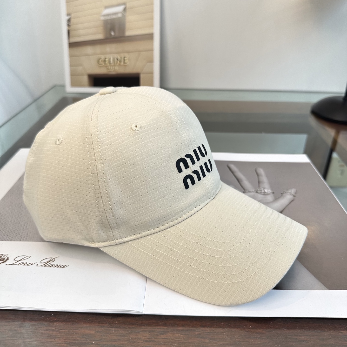 MiuMiu新款棒球帽帽子的版型很好，不管怎么搭配都好看，秋冬look配饰😎