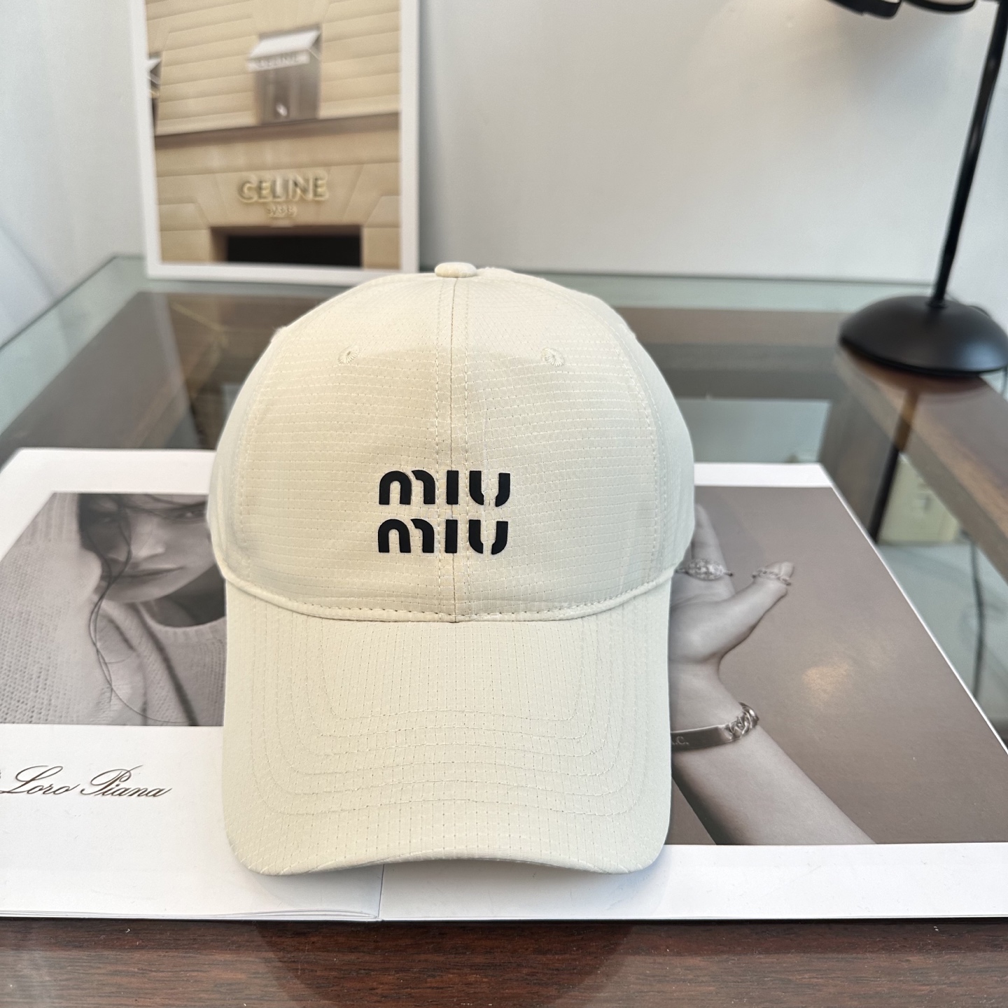 MiuMiu新款棒球帽帽子的版型很好，不管怎么搭配都好看，秋冬look配饰😎