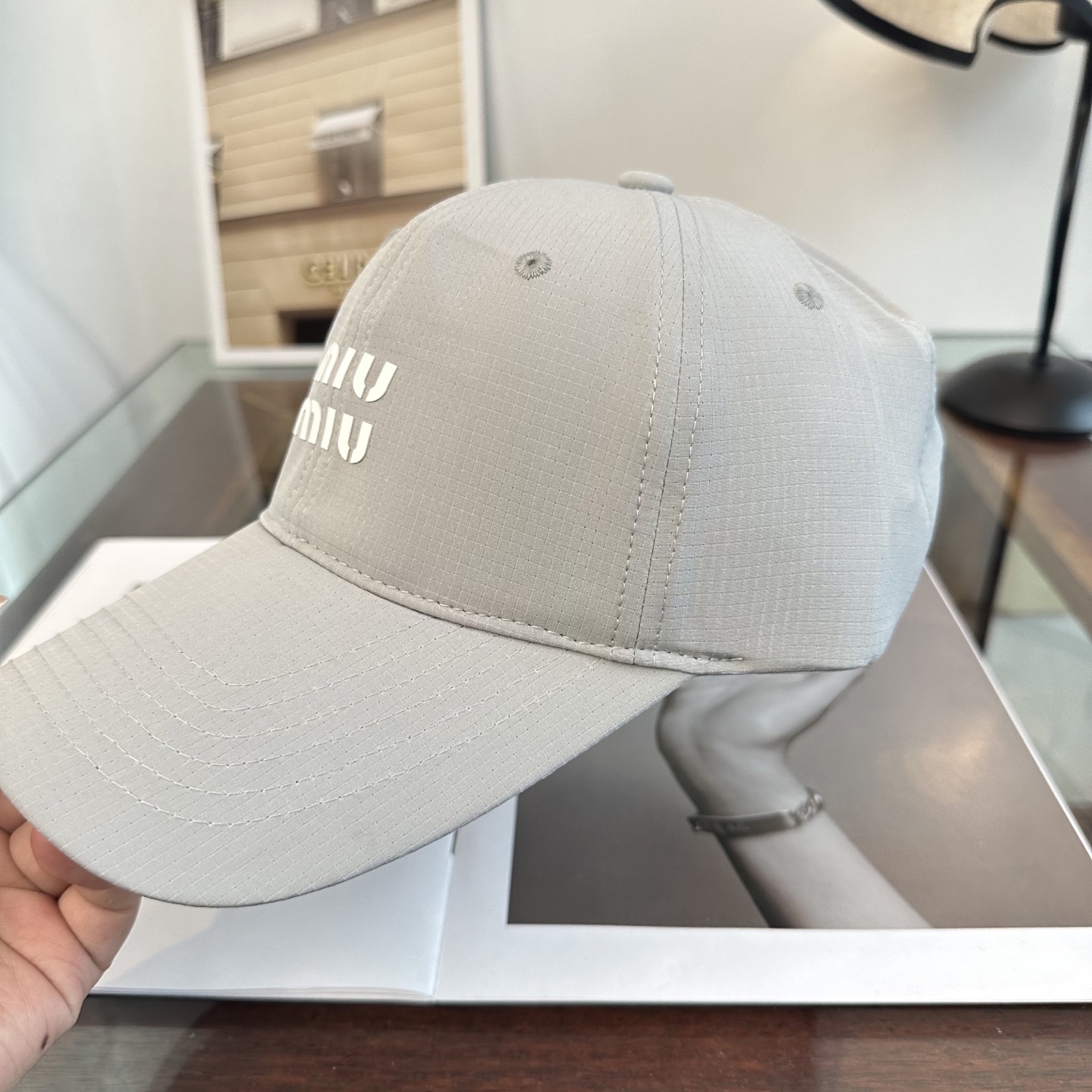 MiuMiu新款棒球帽帽子的版型很好，不管怎么搭配都好看，秋冬look配饰😎