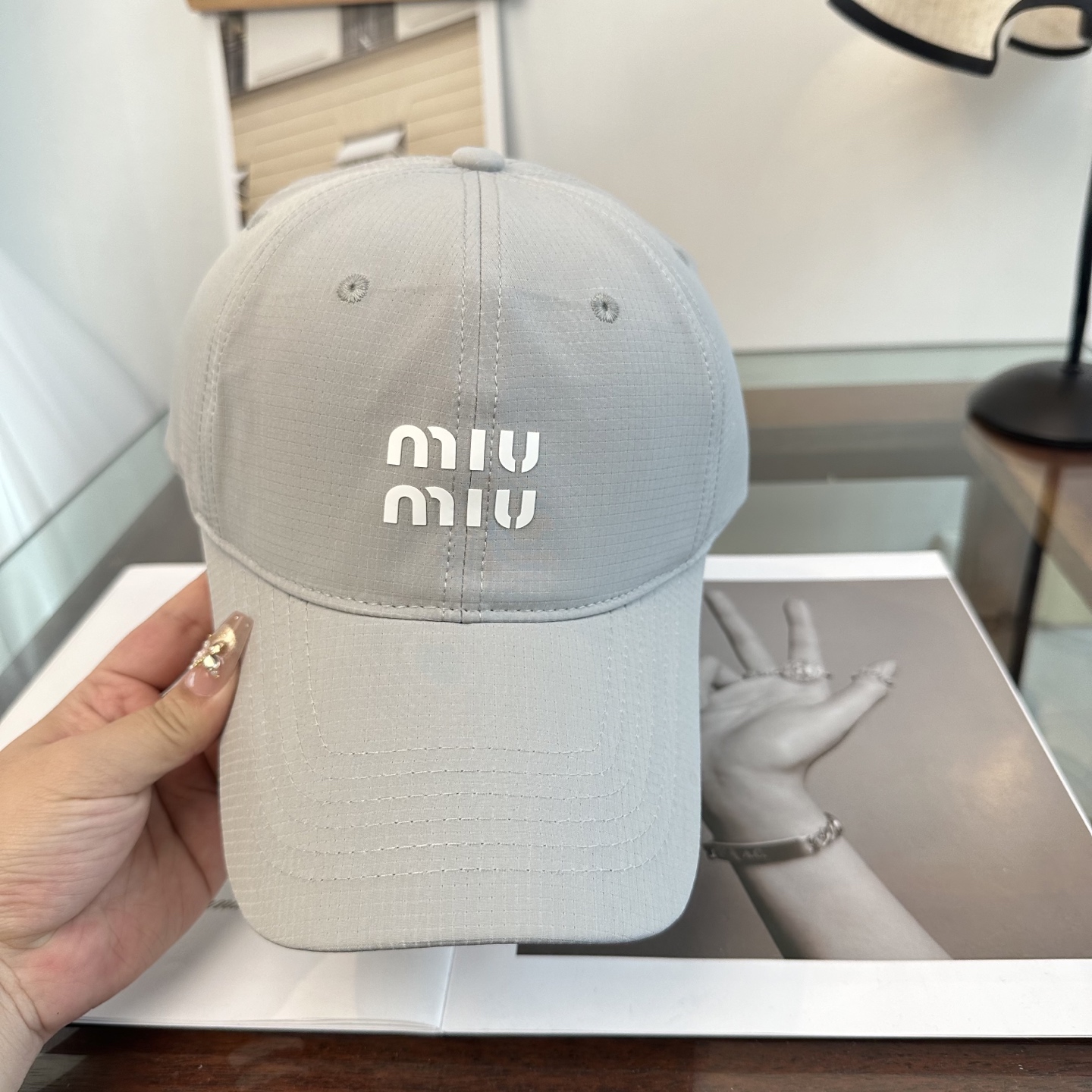 MiuMiu新款棒球帽帽子的版型很好，不管怎么搭配都好看，秋冬look配饰😎