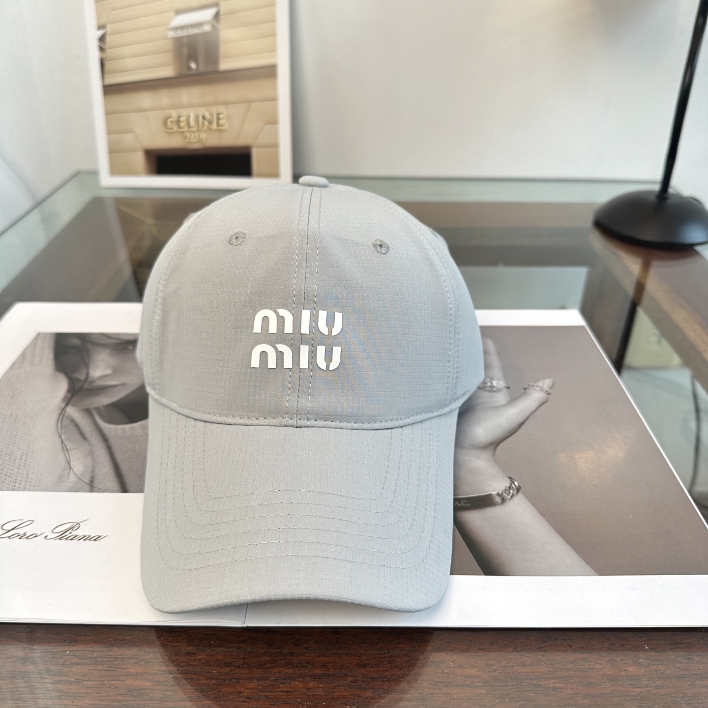 MiuMiu新款棒球帽帽子的版型很好，不管怎么搭配都好看，秋冬look配饰😎