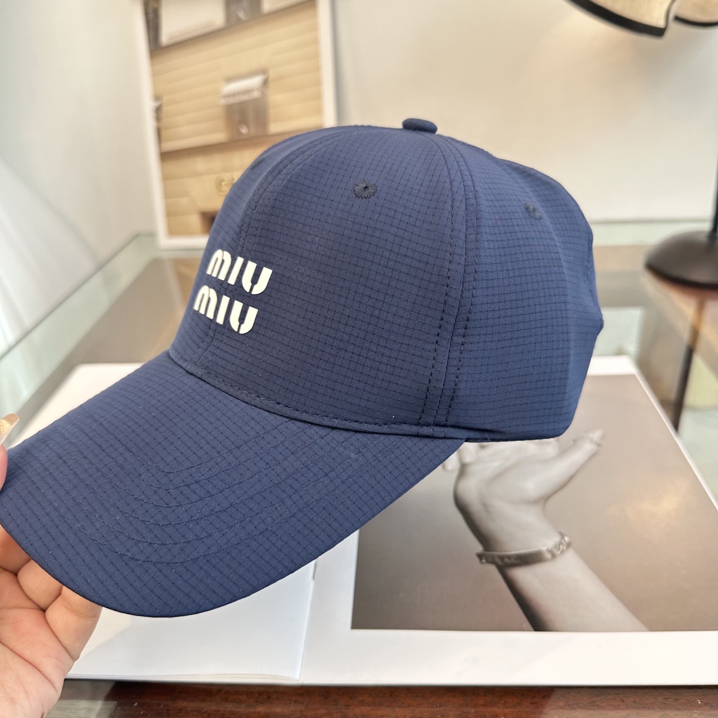 MiuMiu新款棒球帽帽子的版型很好，不管怎么搭配都好看，秋冬look配饰😎