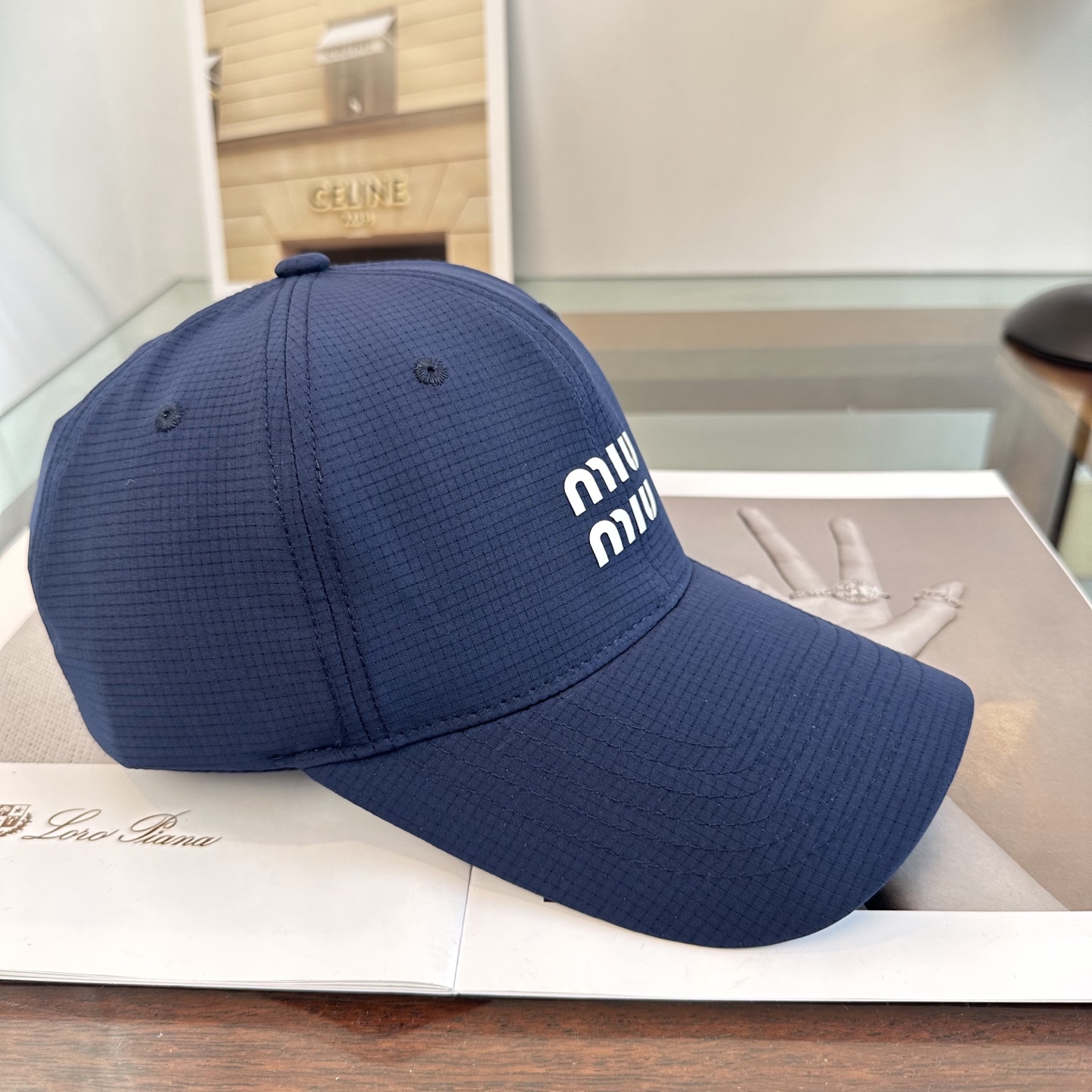 MiuMiu新款棒球帽帽子的版型很好，不管怎么搭配都好看，秋冬look配饰😎