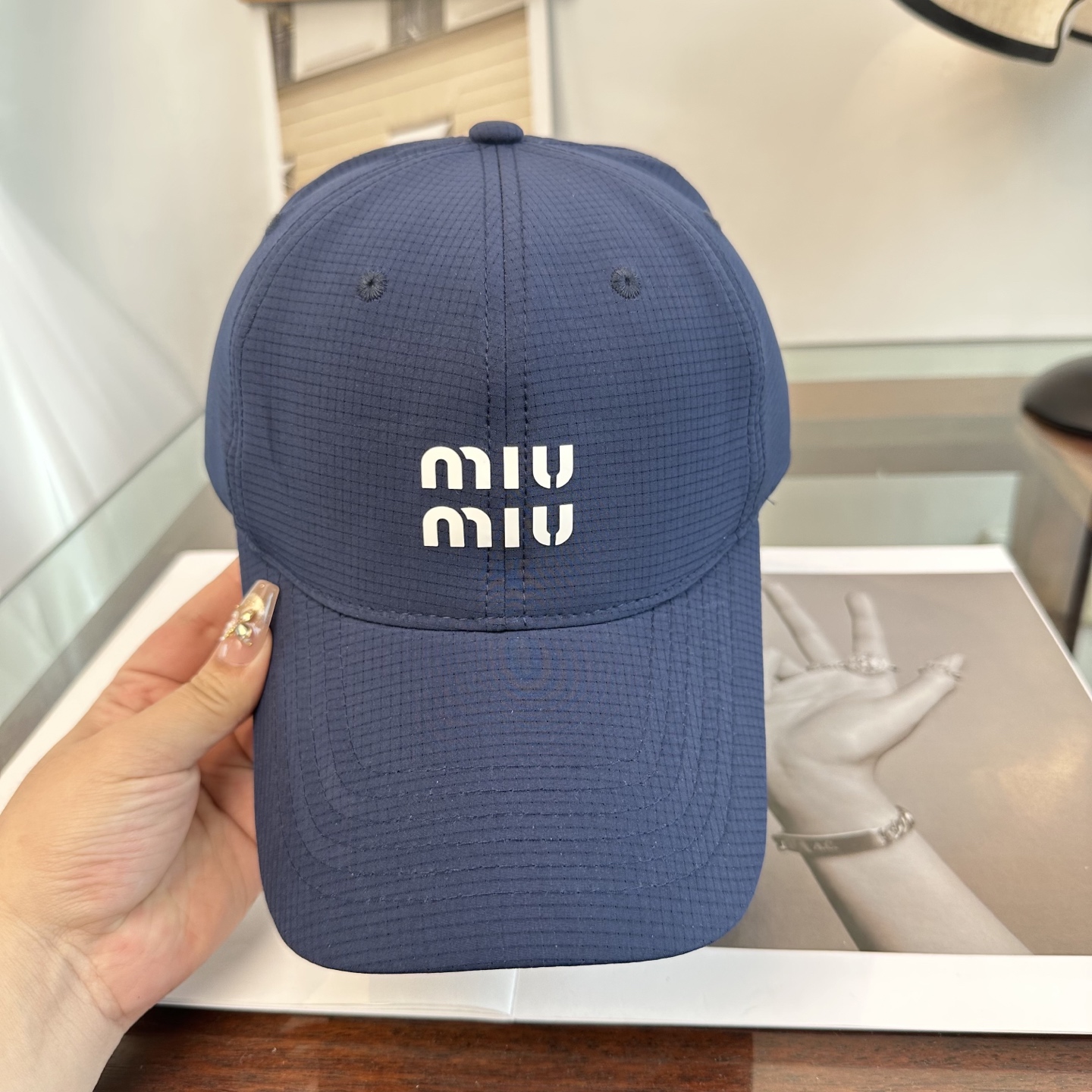 MiuMiu新款棒球帽帽子的版型很好，不管怎么搭配都好看，秋冬look配饰😎