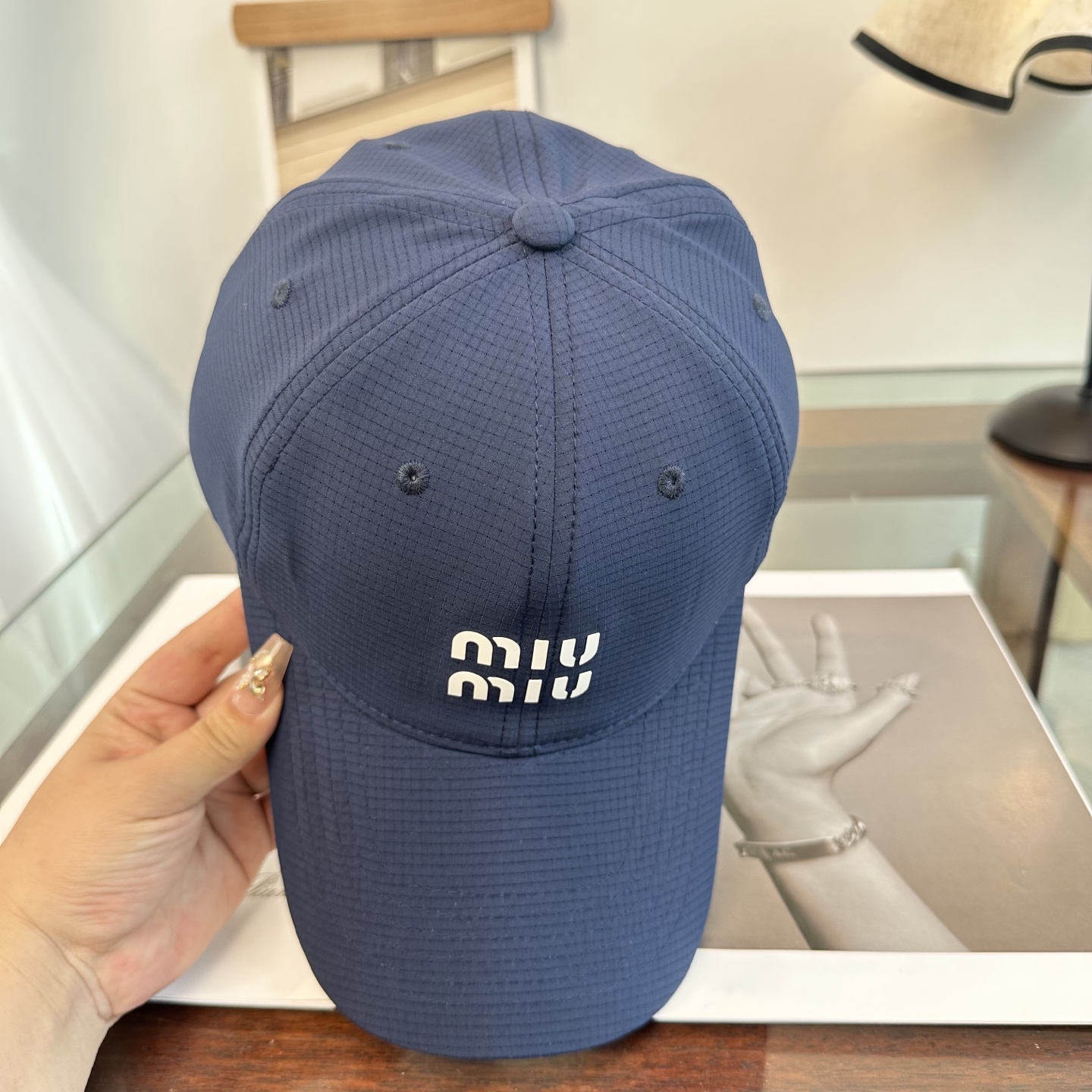 MiuMiu新款棒球帽帽子的版型很好，不管怎么搭配都好看，秋冬look配饰😎